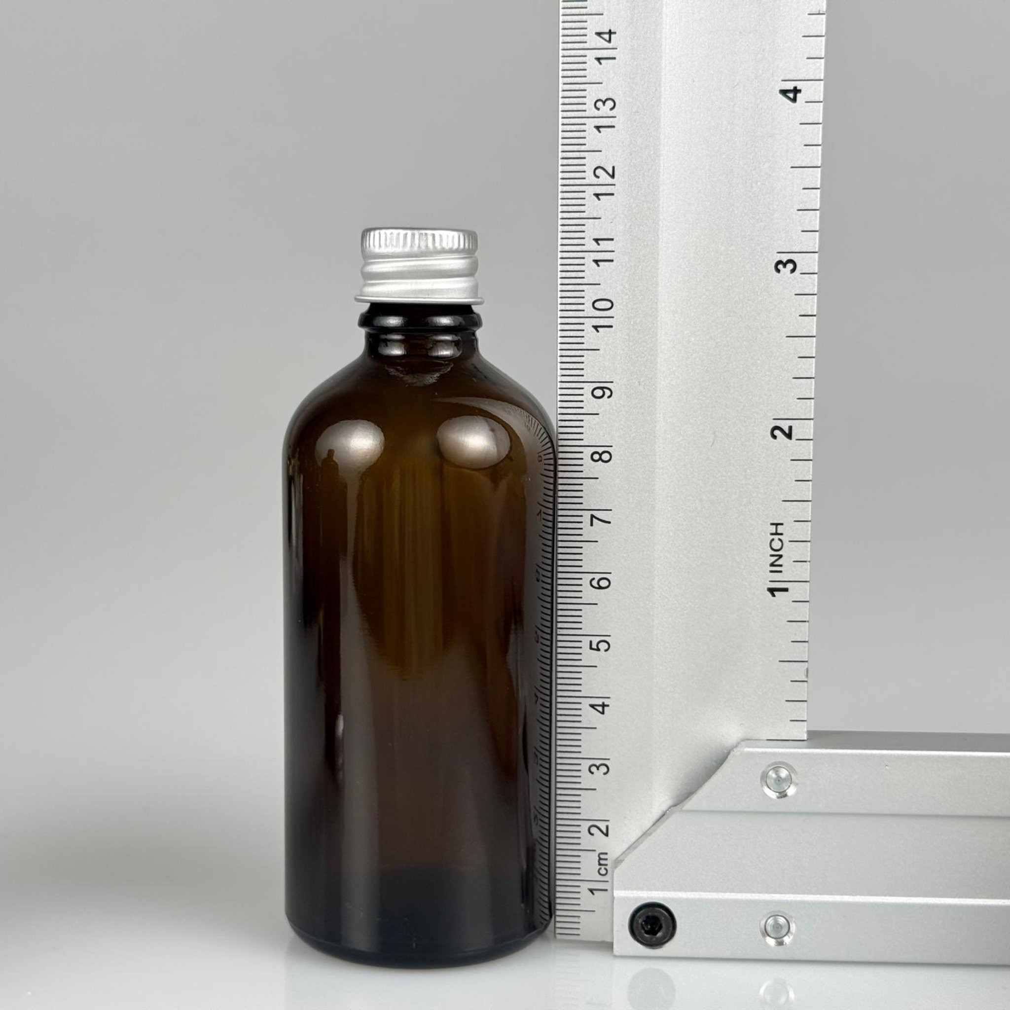 100 CC AMBER CAM ŞİŞE + KÖPÜK CONTALI GÜMÜŞ ALÜMİNYUM METAL KAPAKLI + KÖR TIPALI TAKIM - 100 ML KAHVERENGİ CAM ŞİŞE