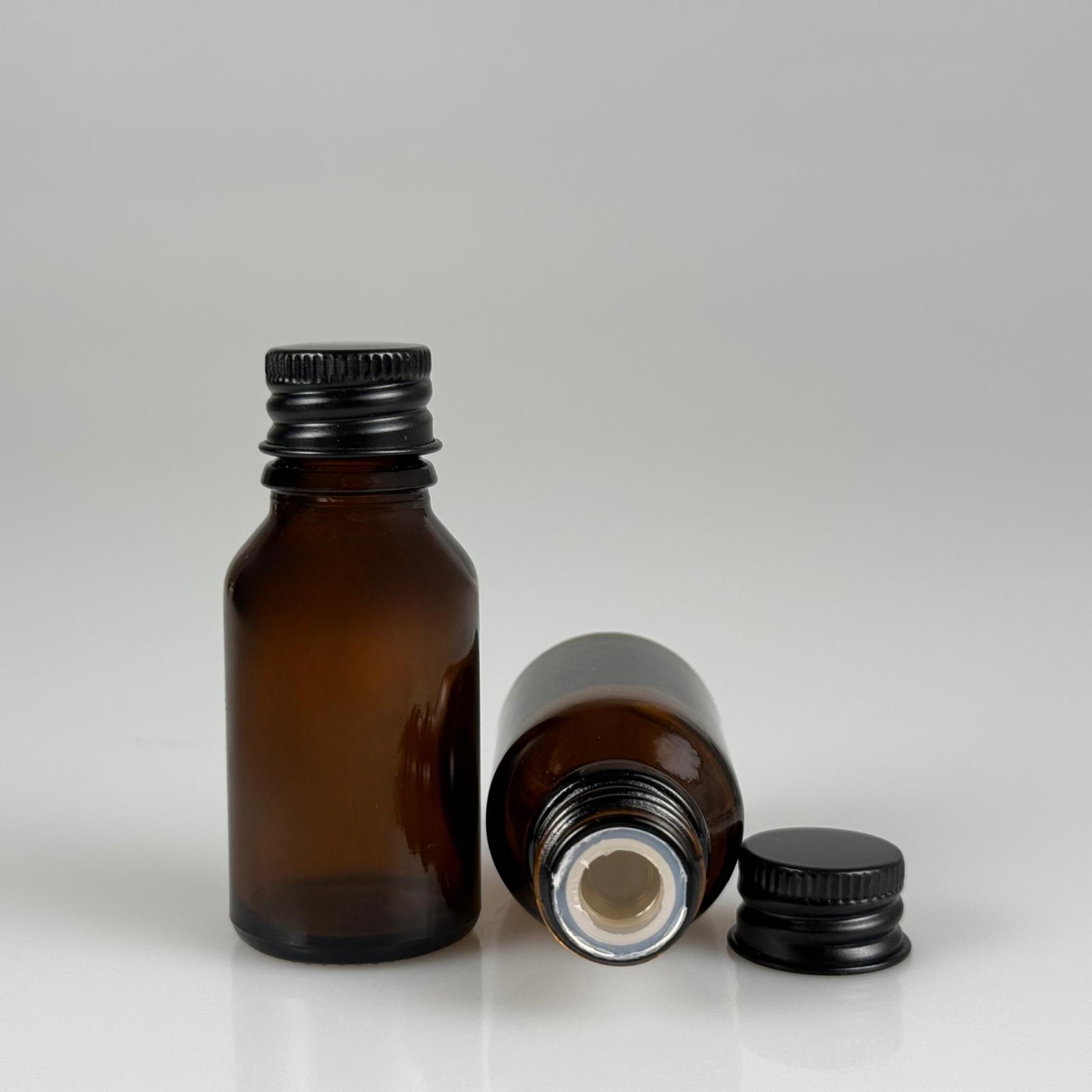 15 CC AMBER CAM ŞİŞE + KÖPÜK CONTALI SİYAH ALÜMİNYUM METAL KAPAKLI + KÖR TIPALI TAKIM - 15 ML KAHVERENGİ CAM ŞİŞE