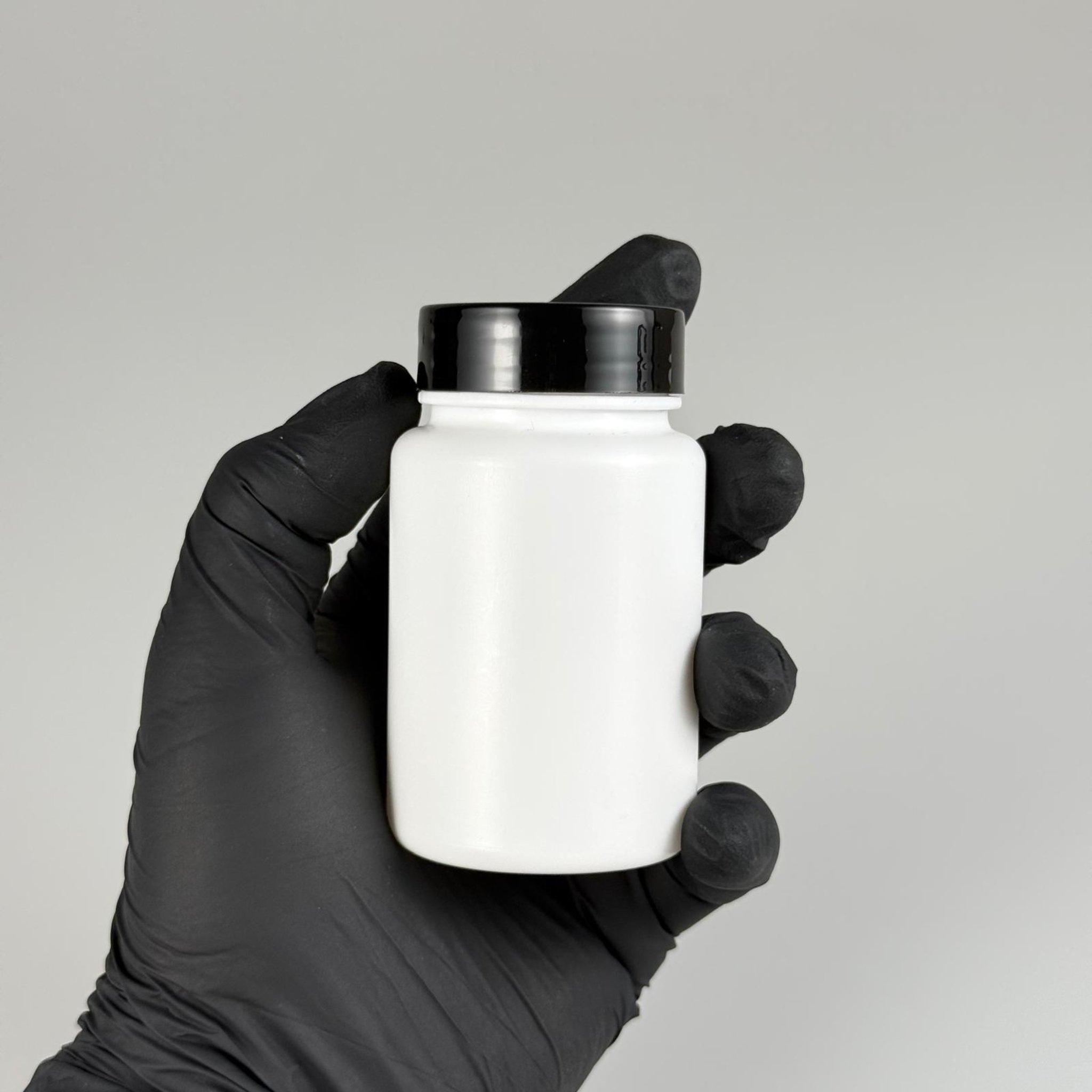 100 CC BEYAZ SERT POLİETİLEN ŞİŞE + SİYAH PLASTİK KAPAKLI + KENDİNDEN YAPIŞKANLI KÖPÜK CONTALI - 100 ML POLİETİLEN ŞİŞE