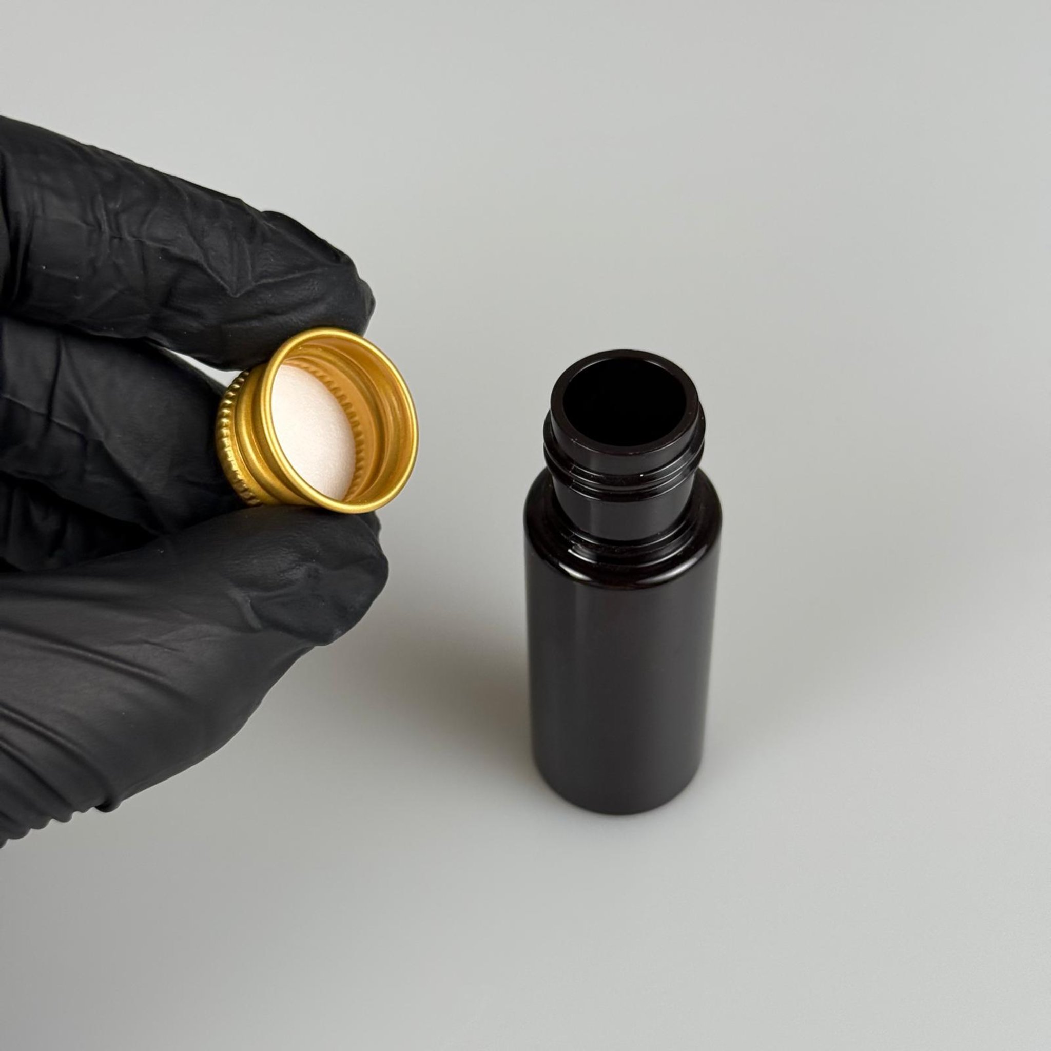 15 CC AMBER SİLİNDİR PET ŞİŞE + KÖPÜK CONTALI GOLD ALÜMİNYUM METAL KAPAKLI TAKIML - 15 ML KAHVERENGİ PET ŞİŞE