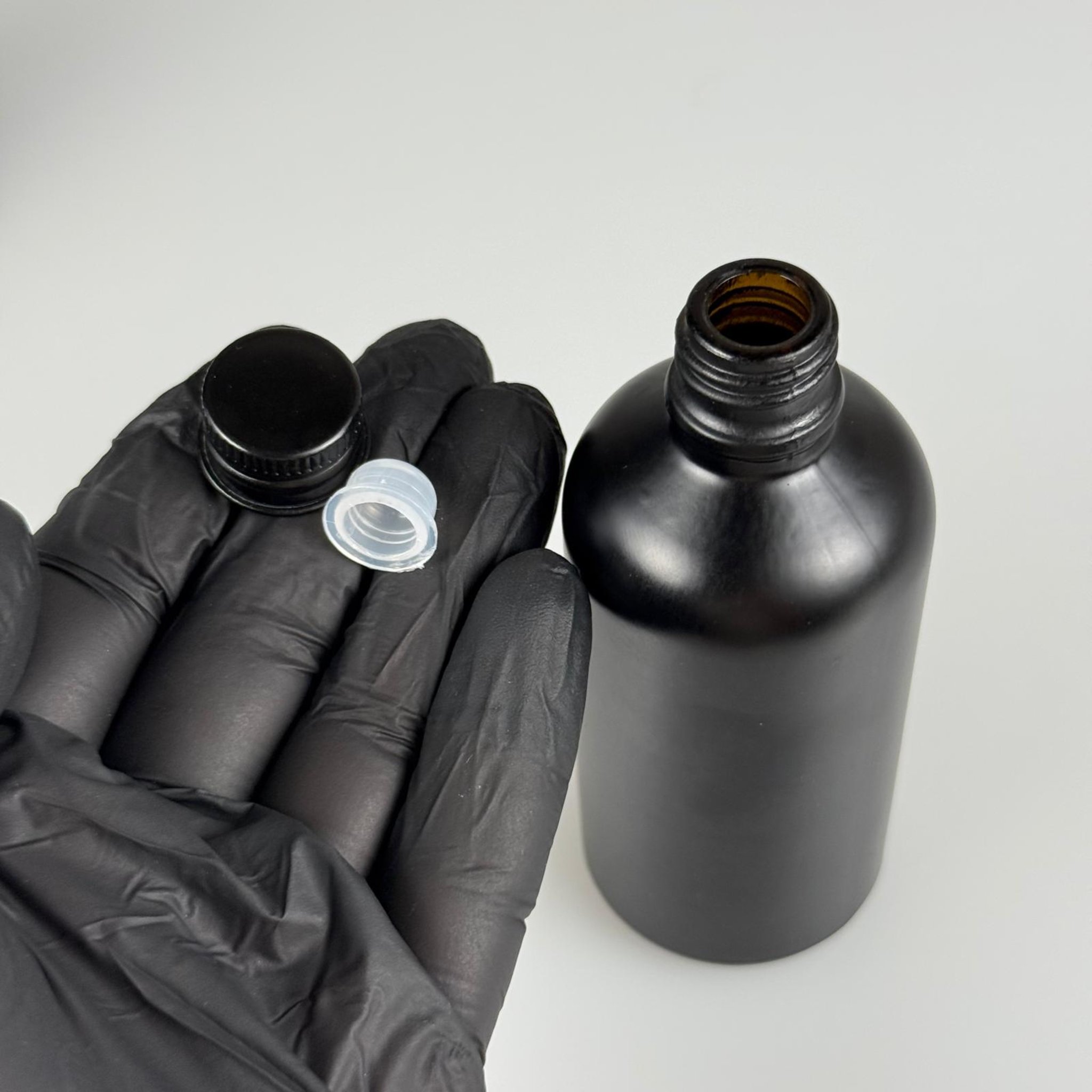 100 CC MAT SİYAH CAM ŞİŞE + KÖPÜK CONTALI SİYAH ALÜMİNYUM METAL KAPAKLI + KÖR TIPALI TAKIM - 100 ML MAT SİYAH CAM ŞİŞE
