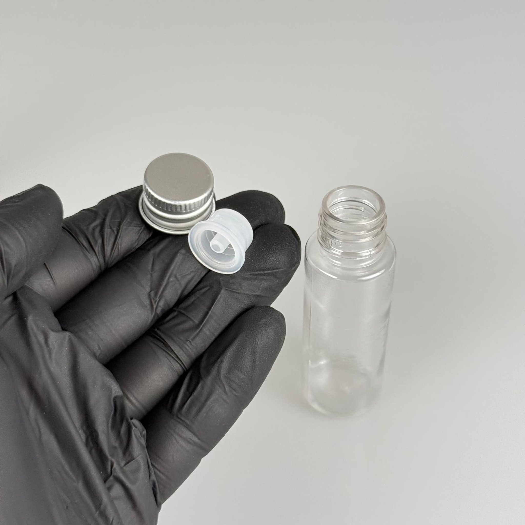 20 CC ŞEFFAF PET SHOT ŞİŞE - KÖPÜK CONTALI GÜMÜŞ ALÜMİNYUM METAL KAPAKLI + DAMLALIKLI KOLONYA TIPALI TAKIM - 20 ML PLASTİK ŞİŞE