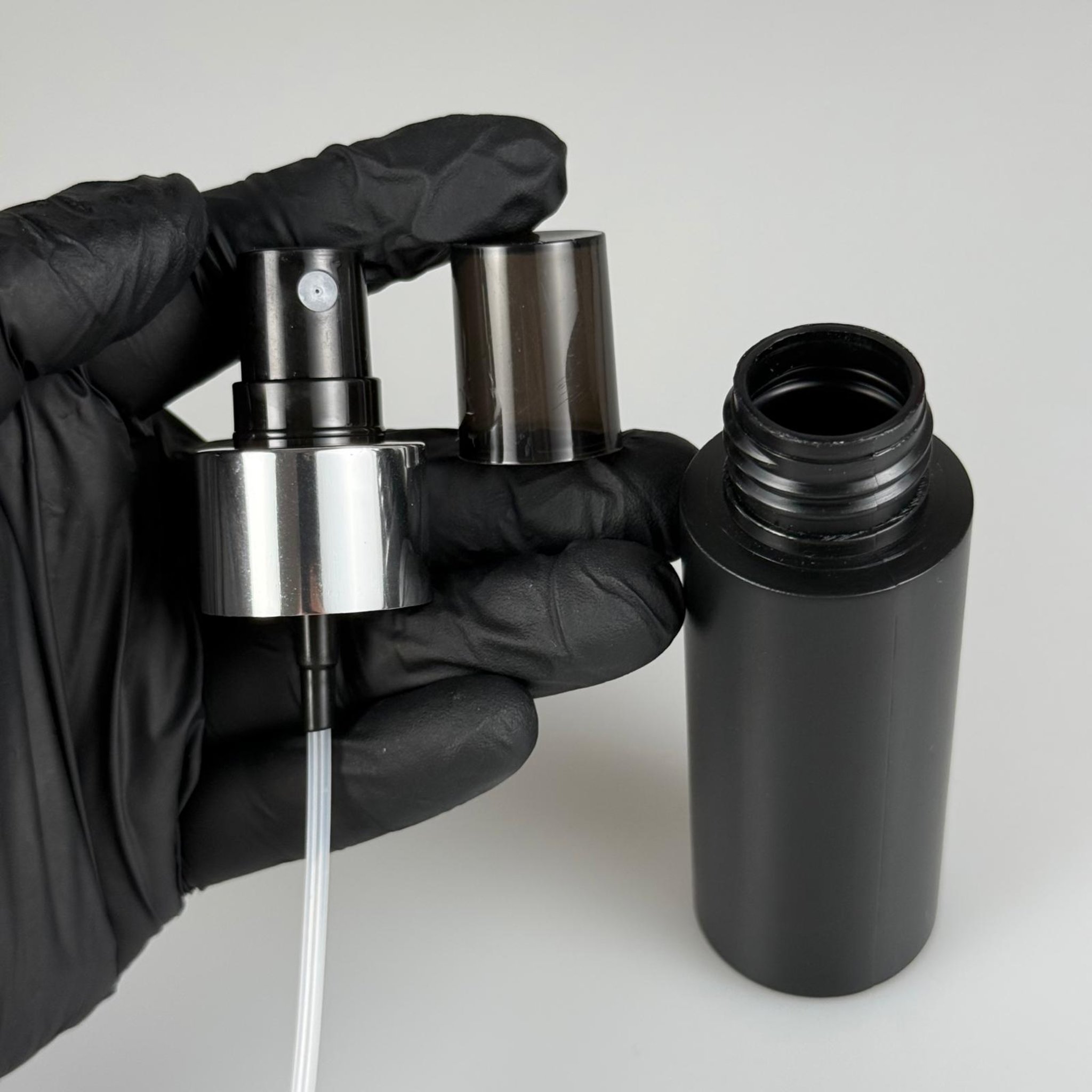 50 CC  SİYAH POLİETİLEN PLASTİK ŞİŞE + GÜMÜŞ SPREY ( ÜSTÜ SİYAH - SİYAH KAPAKLI ) TAKIM - 50 ML SPREYLİ SİYAH PLASTİK ŞİŞE