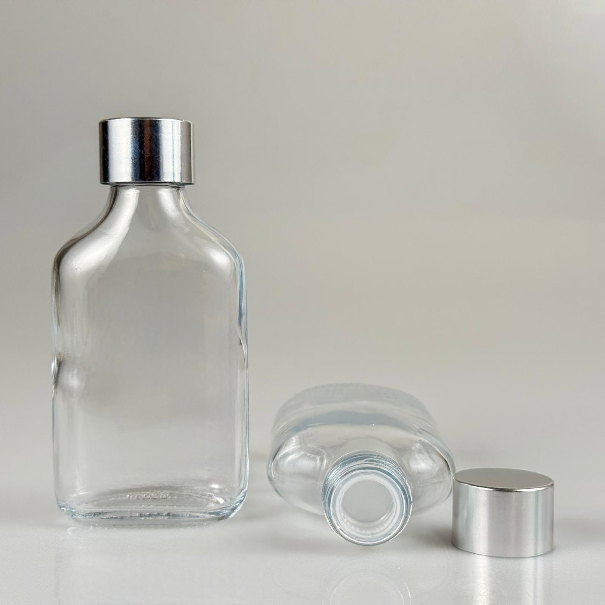 100 CC YASSI CAM COLD BREW ŞİŞE - SOĞUK KAHVE ŞİŞESİ + ALÜMİNYUM KAPLAMA GÜMÜŞ KAPAKLI + KÖR TIPALI TAKIM -  100 ML YASSI CAM ŞİŞE
