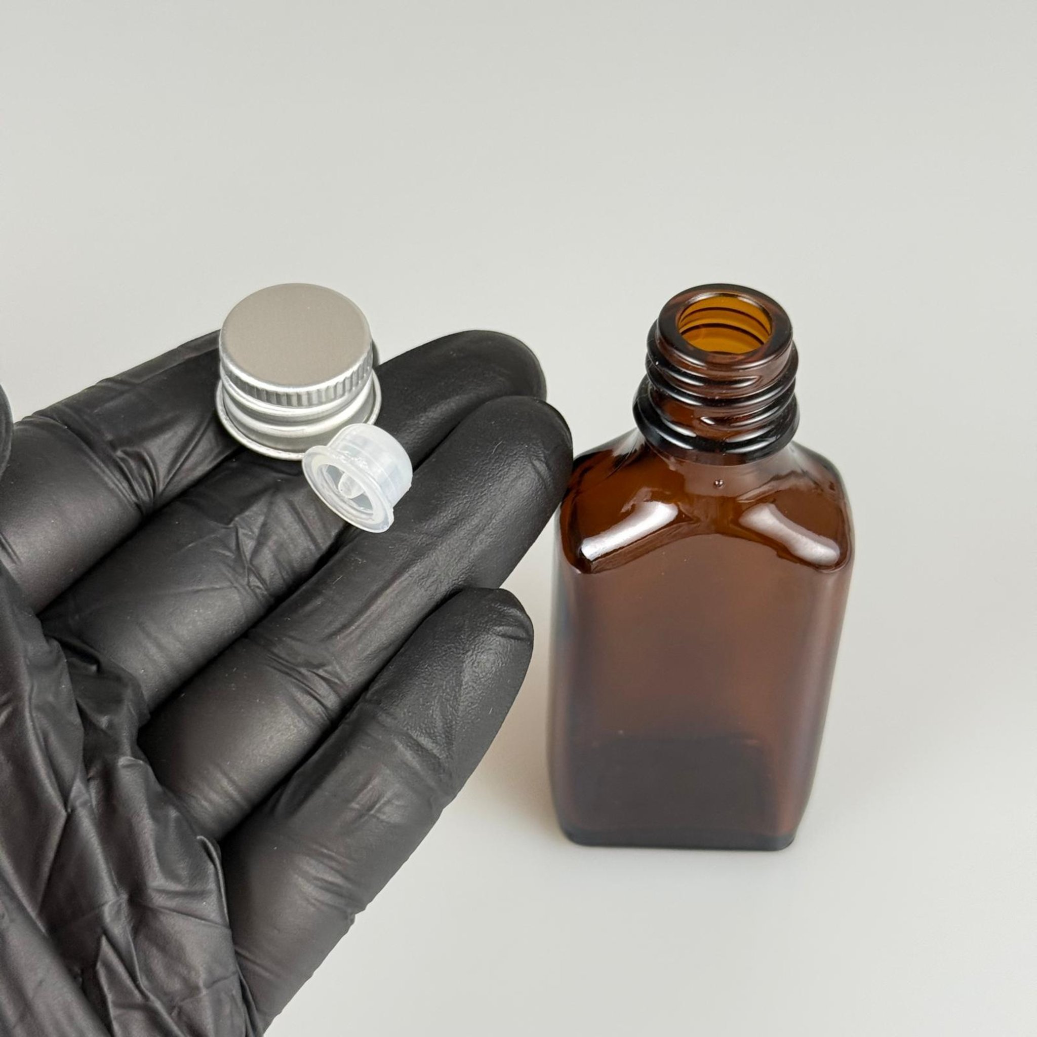 30 CC AMBER YASSI CAM ŞİŞE + GOLD ALÜMİNYUM METAL KAPAKLI + DAMLALIKLI KOLONYA TIPALI TAKIM - 30 ML KAHVERENGİ CAM ŞİŞE