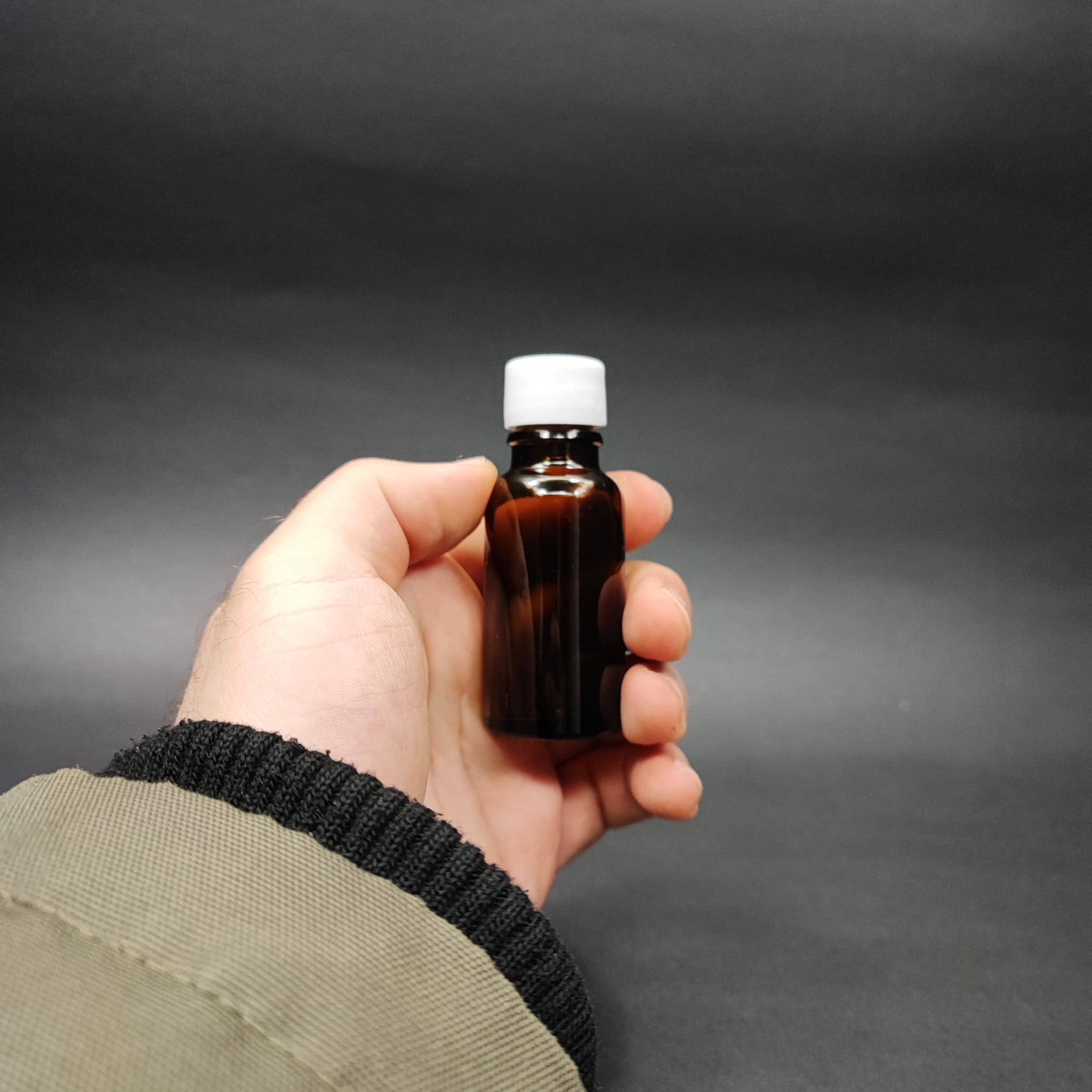 20 CC AMBER CAM ŞİŞE + KENDİNDEN CONTALI SIZDIRMAZ BEYAZ KAPAK - 20 ML KAPAKLI KAHVERENGİ CAM ŞİŞE
