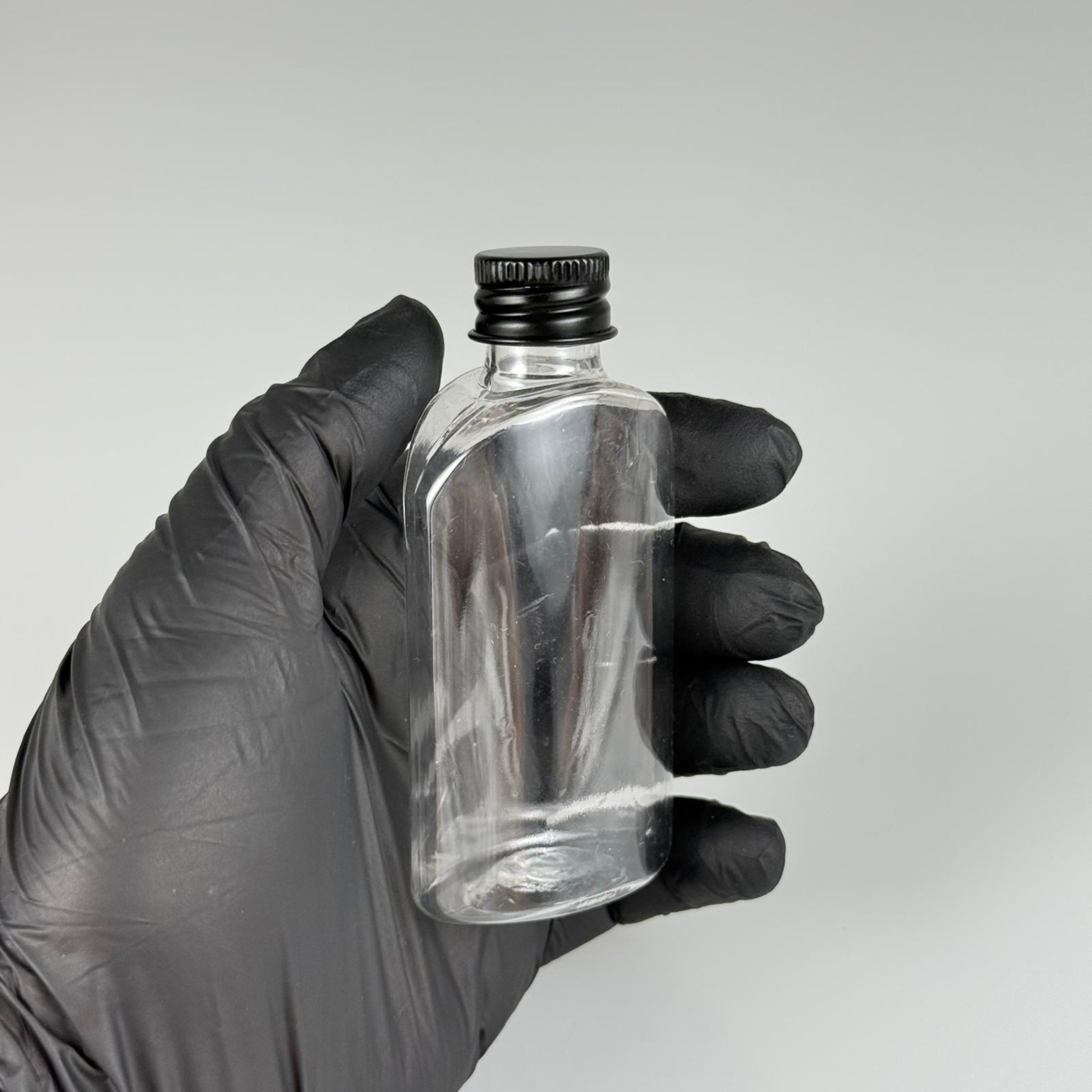 50 CC ŞEFFAF YASSI OVAL MODEL PET ŞİŞE + KÖPÜK CONTALI SİYAH ALÜMİNYUM METAL KAPAKLI TAKIM - 50 ML PLASTİK ŞİŞE