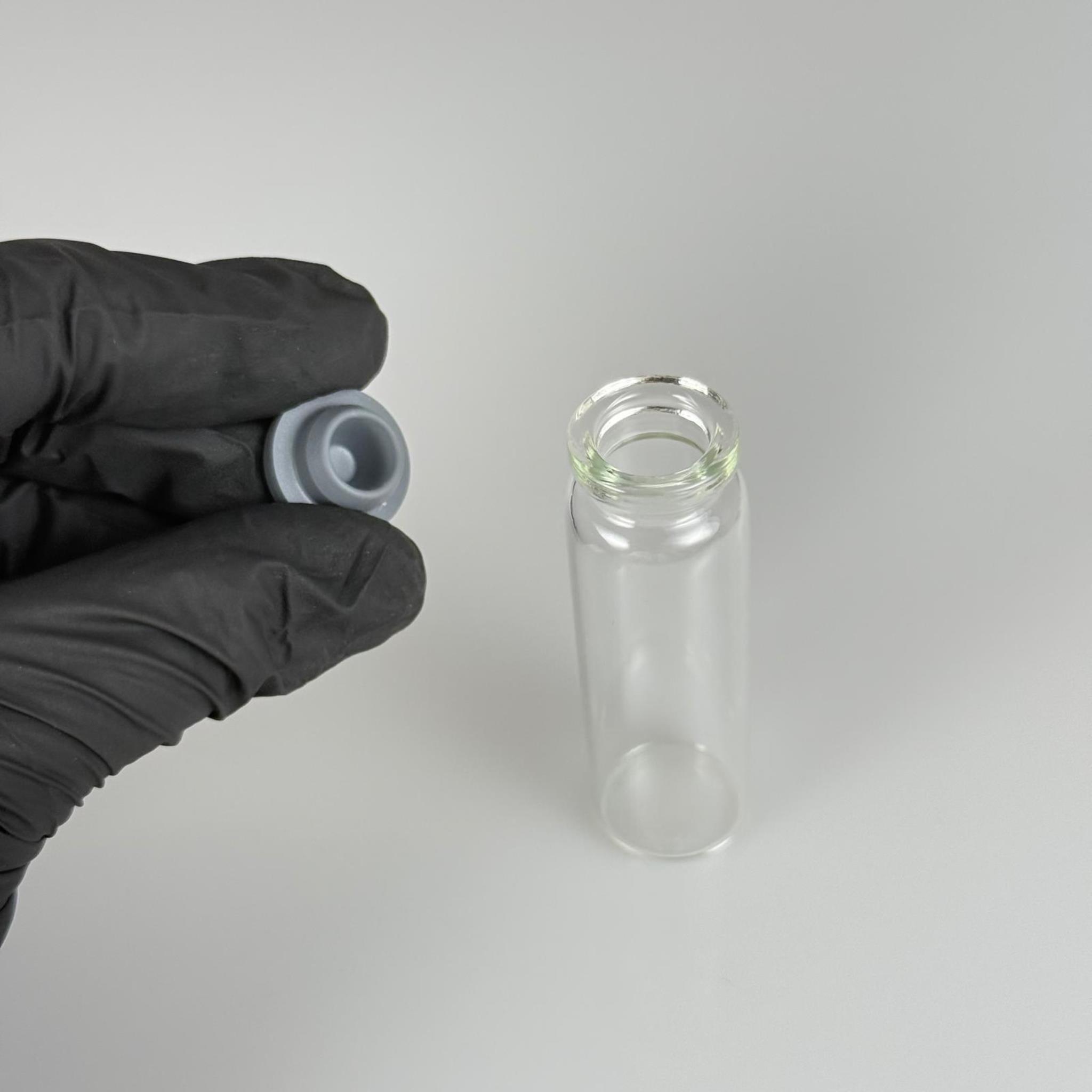 22x70 MM İNCE BOROSİLİKAT FLAKON CAM ŞİŞE 18 ML + BUTİL KAUÇUK TIPA 20 MM - ŞEFFAF CAM İLAÇ, ECZA, PENİSİLİN, MEDİKAL, LABORATUVAR, FARMASÖTİK ŞİŞELERİ