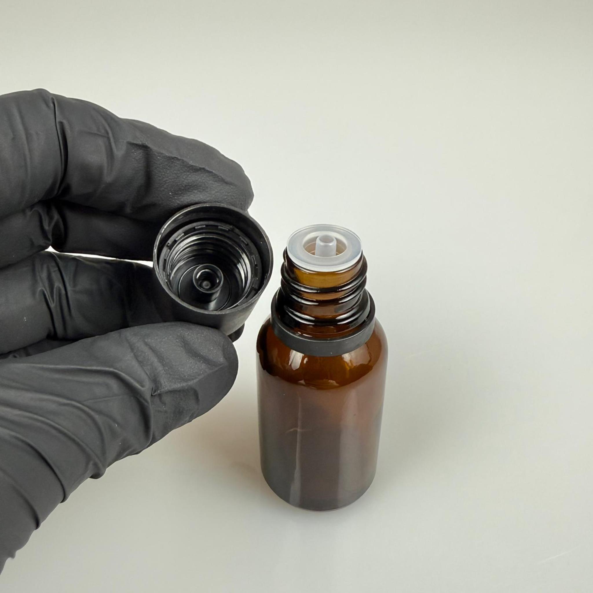 15 CC AMBER CAM ŞİŞE + İÇTEN DAMLALIKLI ÇOCUK KİLİTLİ SİYAH KAPAK - KAHVERENGİ 15 ML KİLİT KAPAKLI DAMLATMALI ŞİŞE