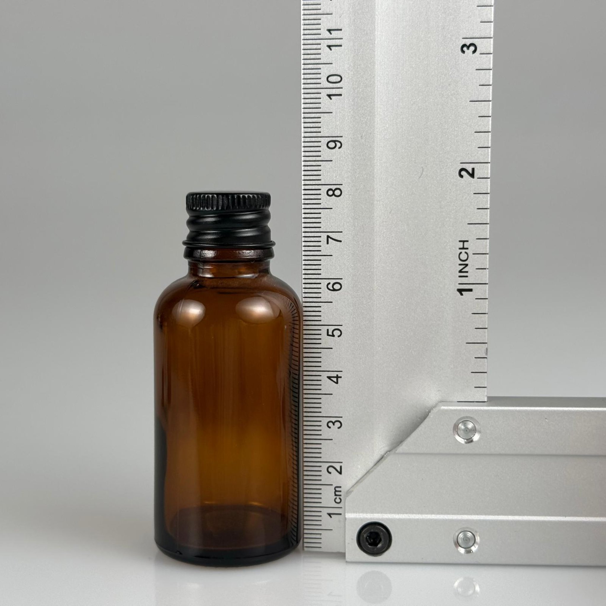30 CC AMBER CAM ŞİŞE + KÖPÜK CONTALI SİYAH ALÜMİNYUM METAL KAPAKLI TAKIM - 30 ML KAHVERENGİ CAM ŞİŞE
