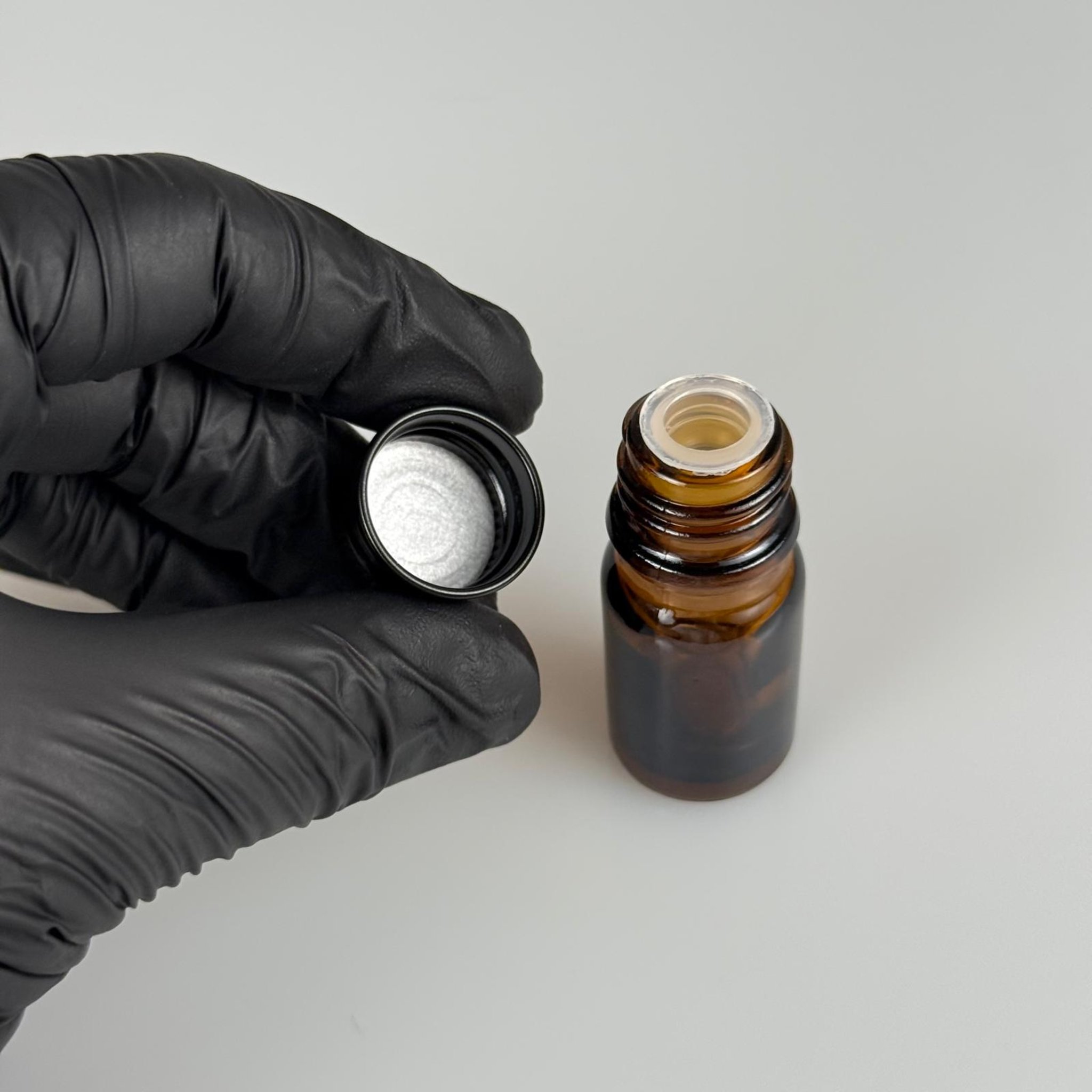 5 CC AMBER CAM ŞİŞE + KÖPÜK CONTALI SİYAH ALÜMİNYUM METAL KAPAKLI + KÖR TIPALI TAKIM - 5 ML KAHVERENGİCAM ŞİŞE