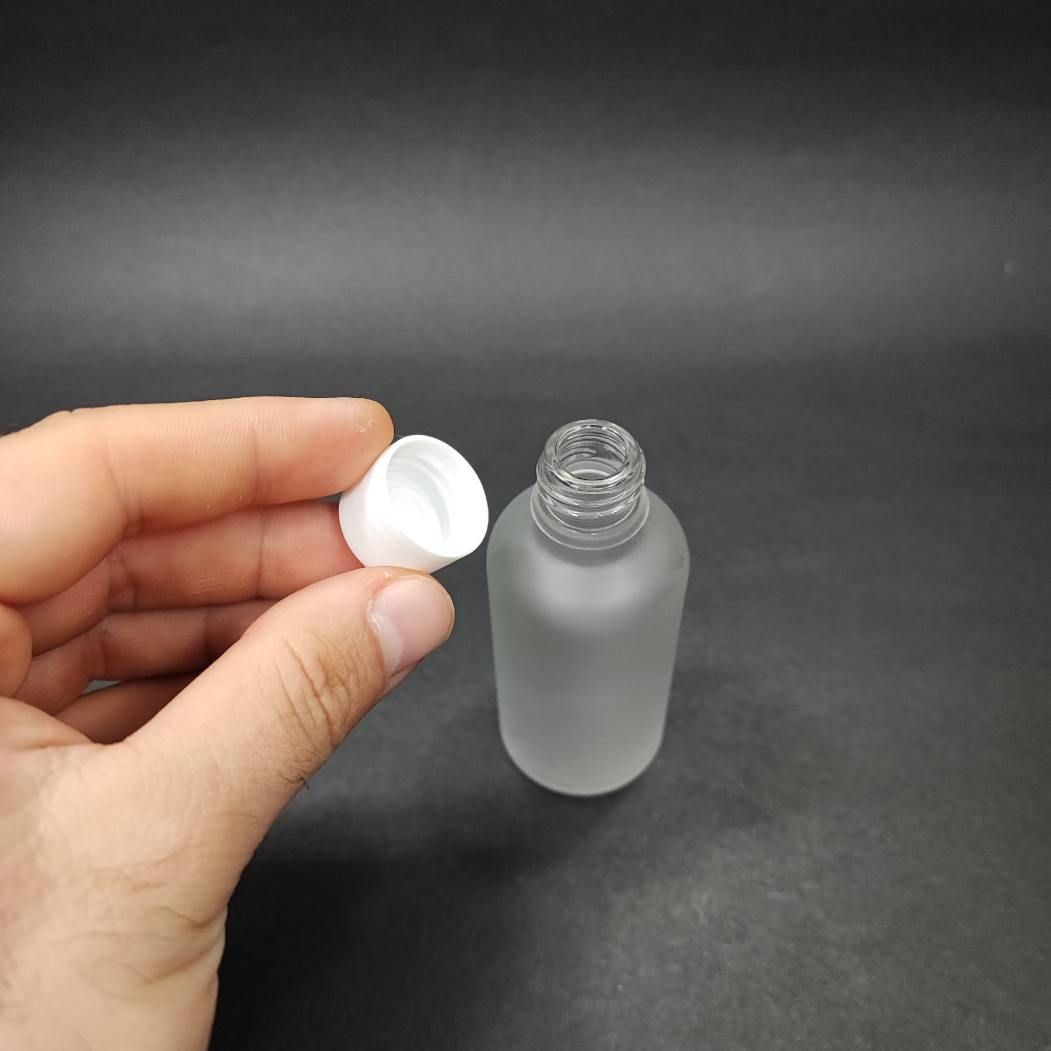 50 CC BUZLU CAM ŞİŞE + KENDİNDEN CONTALI SIZDIRMAZ BEYAZ KAPAK - 50 ML KAPAKLI CAM ŞİŞE