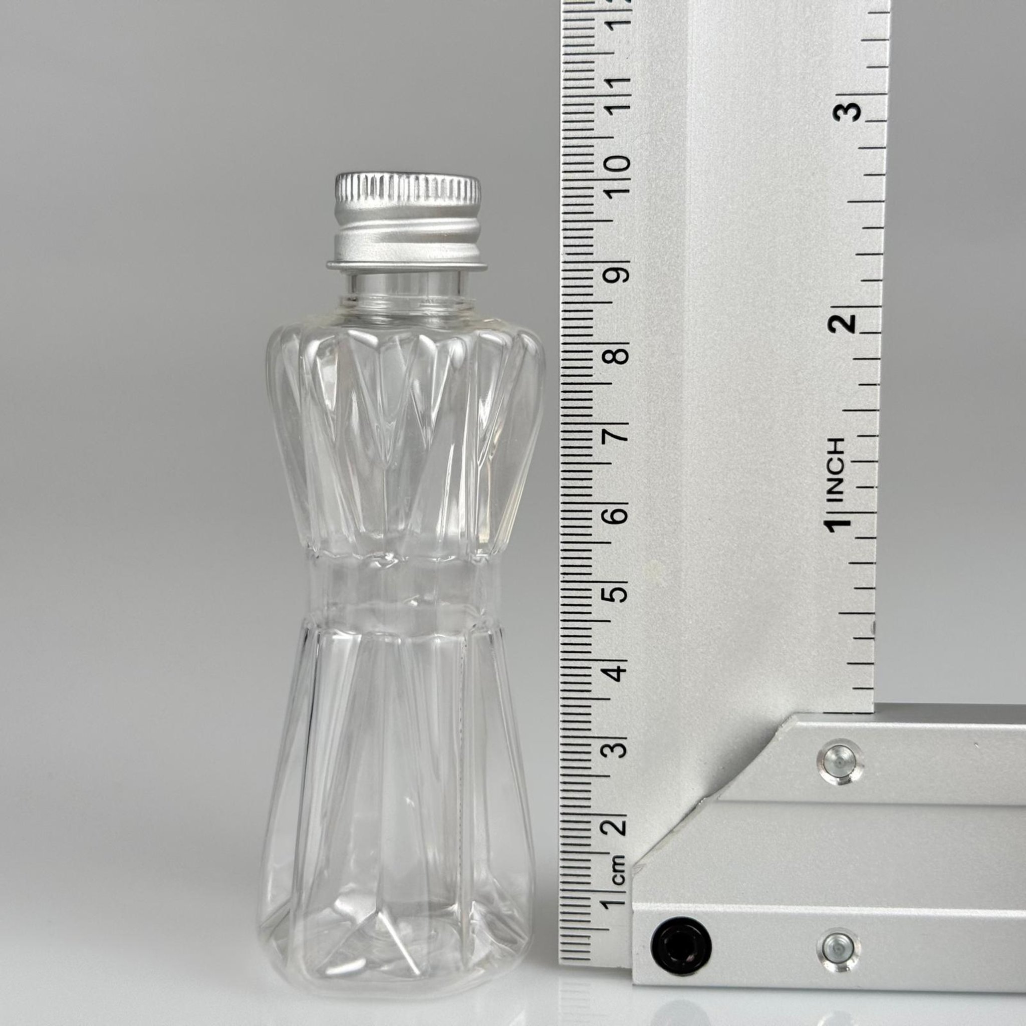 50 CC ELMAS MODEL PET ŞİŞE + KÖPÜK CONTALI GÜMÜŞ ALÜMİNYUM METAL KAPAKLI TAKIM - 50 ML PLASTİK ŞİŞE