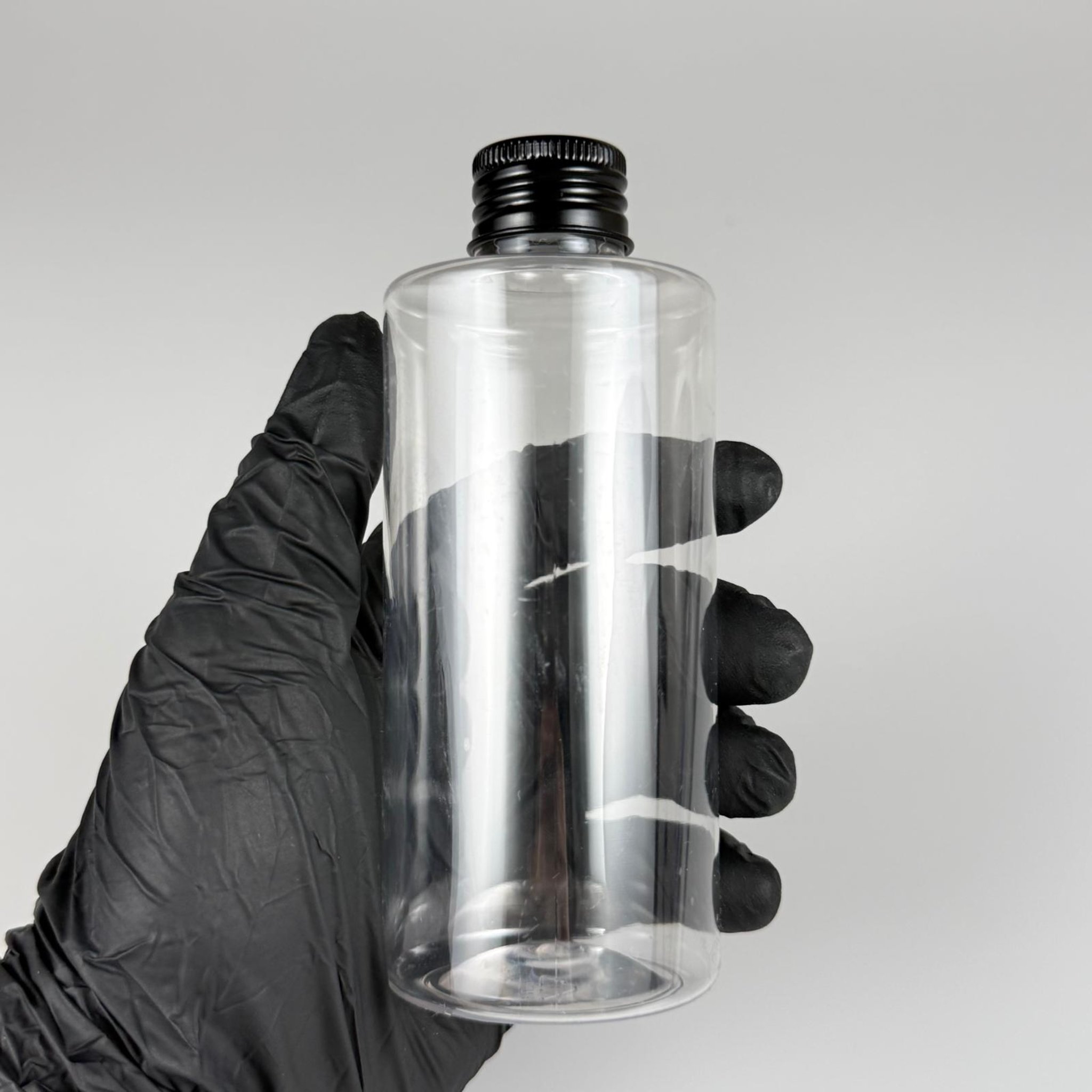 200 CC ŞEFFAF SİLİNDİR KESKİN KÜT MODEL SERT PLASTİK ŞİŞE ŞİŞE ( 27 GR - 24 AĞIZ ) + KÖPÜK CONTALI SİYAH METAL ALÜMİNYUM KAPAKLI + KOLONYA TIPALI TAKIM - 200 CC KAPAKLI ŞEFFAF PET ŞİŞELER