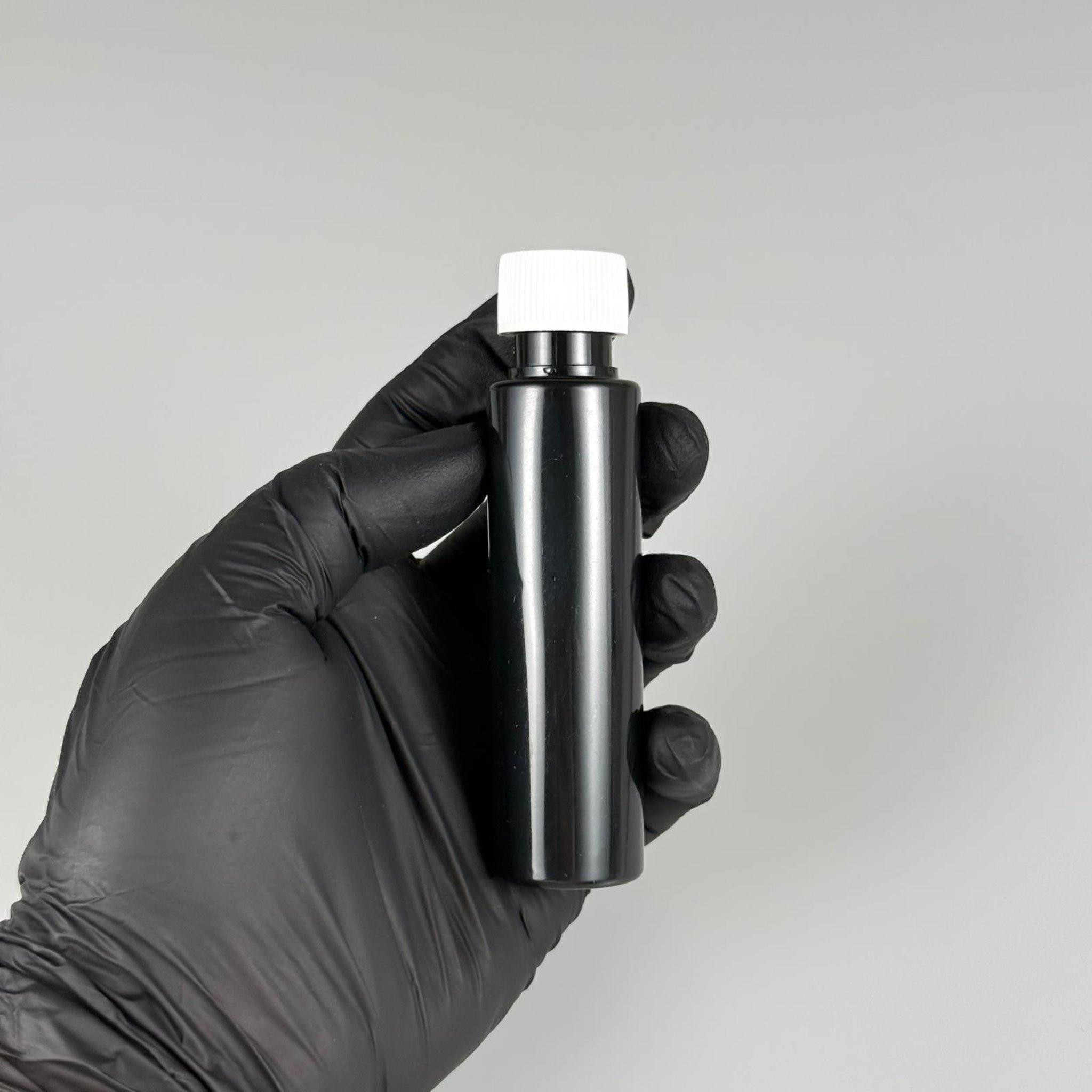 35 CC İÇTEN DAMLALIKLI PLASTİK ŞİŞE -  35 ML SİYAH PET ŞİŞE + CONTALI BEYAZ KAPAK + KOLONYA TIPALI (DELEREK KULLANILIR) TAKIM