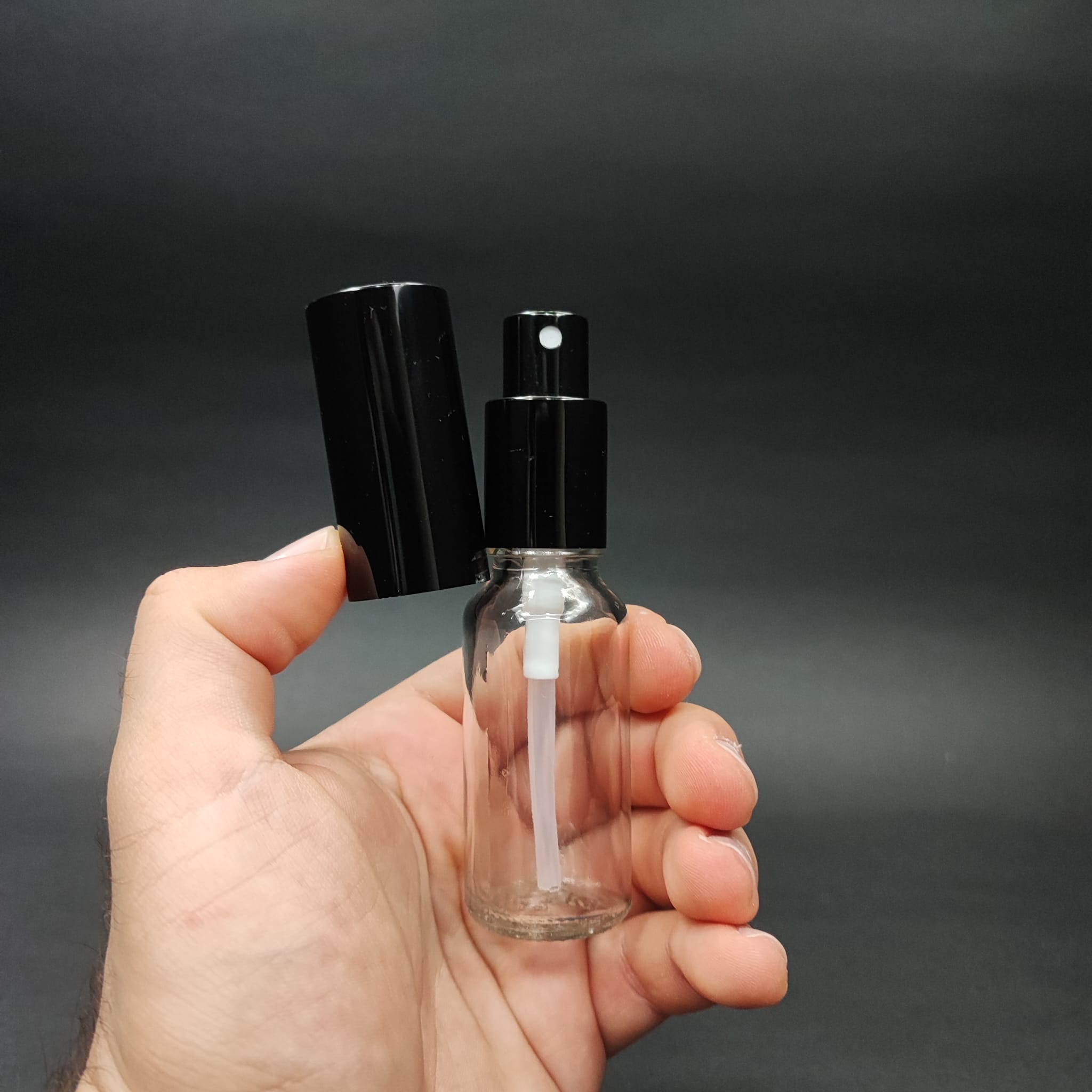 20 ML LÜKS VİDALI VALF ÇEVİRME PARFÜM ŞİŞELERİ - 20 CC ŞEFFAF CAM ŞİŞE - SİYAH METAL SPREYLİ KAPAKLI SET