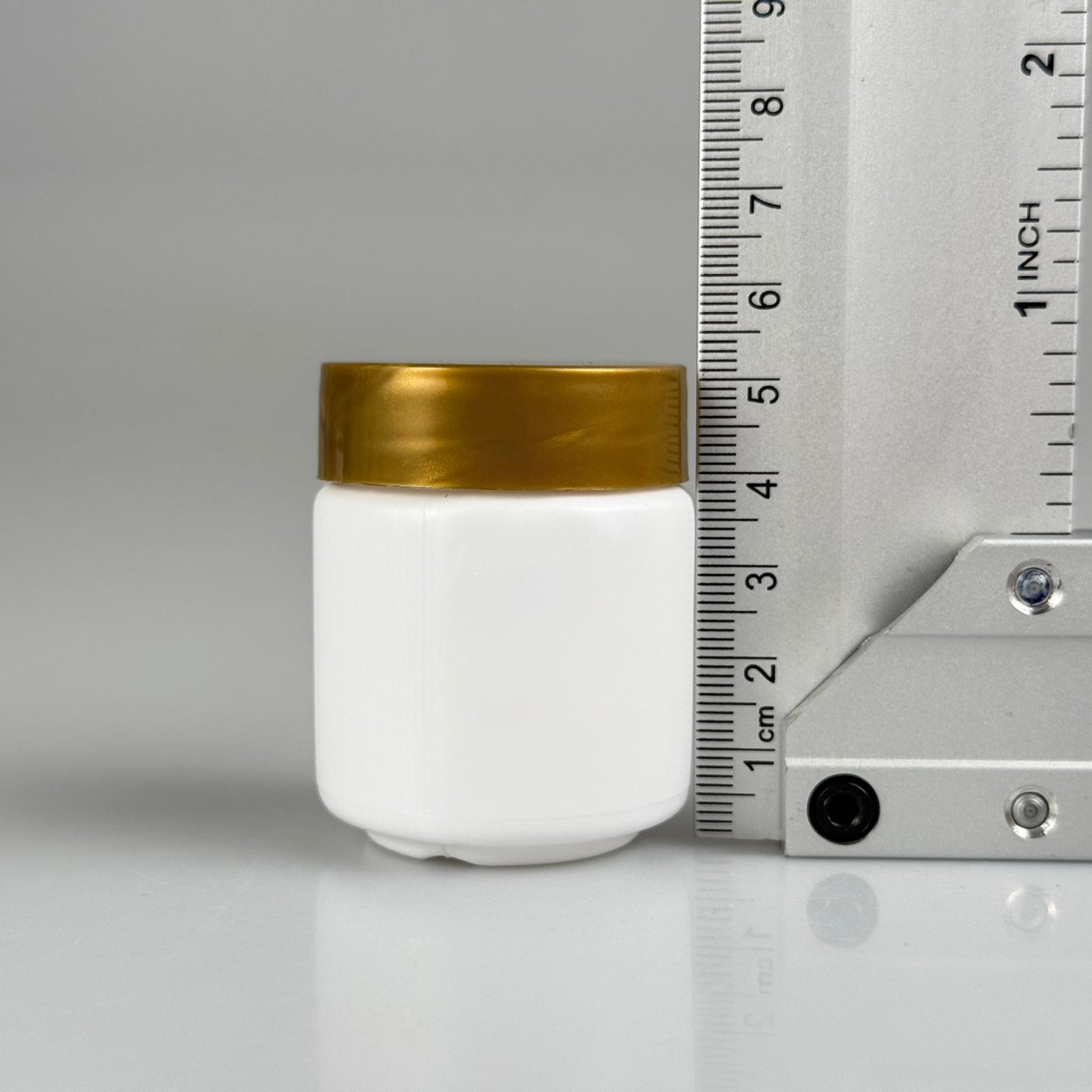 50 CC BEYAZ SERT POLİETİLEN ŞİŞE + GOLD PLASTİK KAPAKLI + KENDİNDEN YAPIŞKANLI KÖPÜK CONTALI - 50 ML POLİETİLEN ŞİŞE