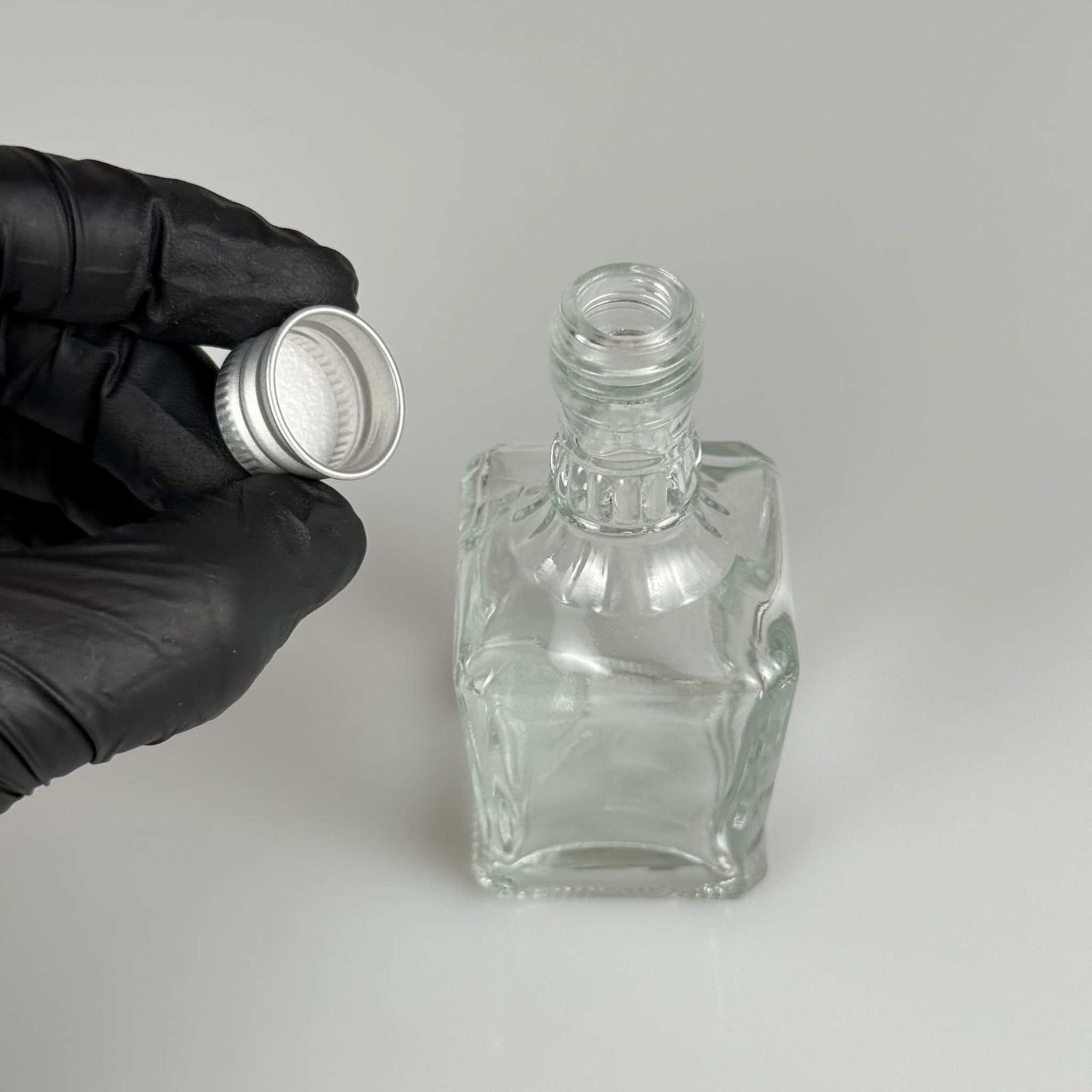 50 CC BOĞAZLI KONİK CAM ŞİŞE + GÜMÜŞ ALÜMİNYUM METAL KAPAKLI TAKIM - 50 ML PRESTİJLİ ŞİŞE