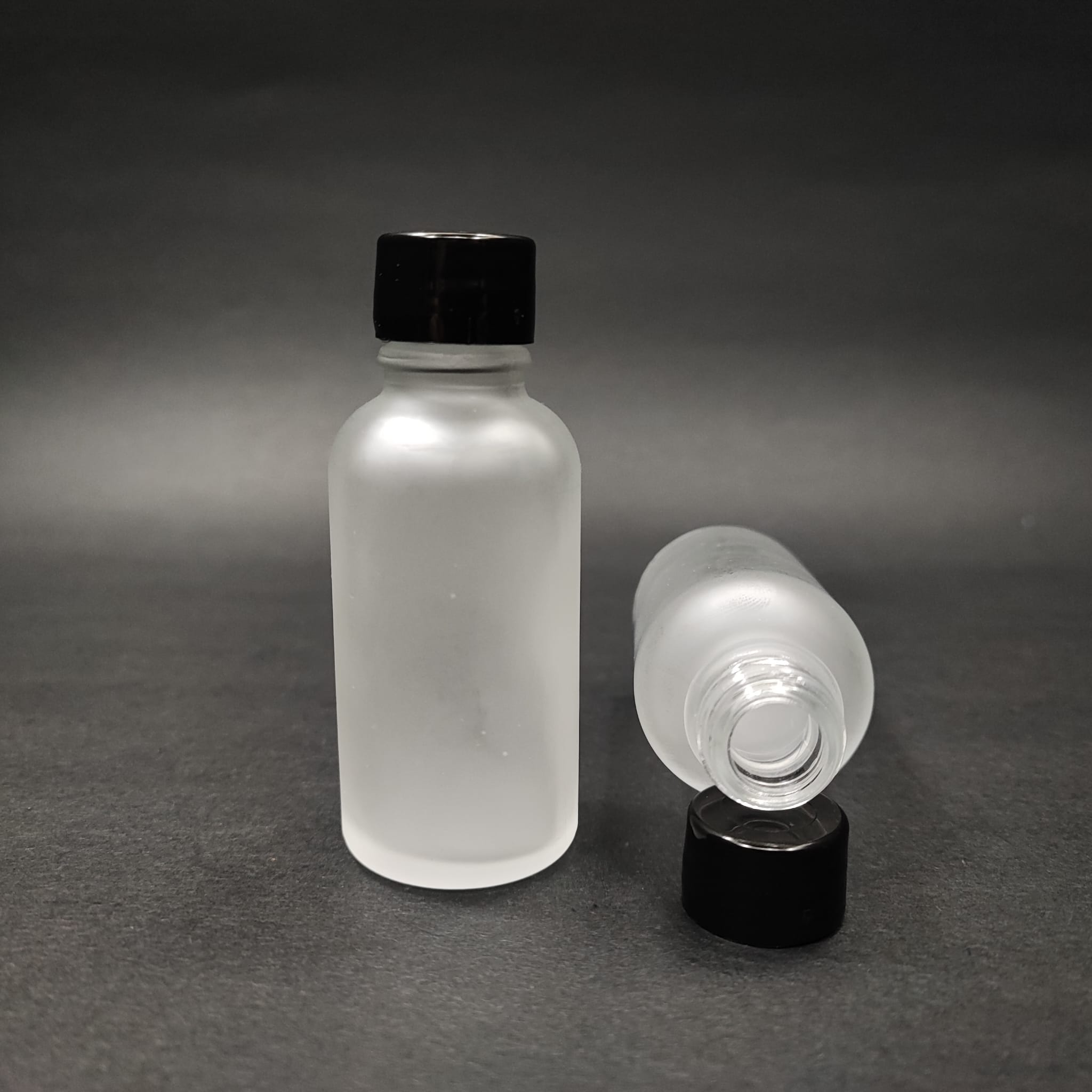 30 CC BUZLU CAM ŞİŞE + KENDİNDEN CONTALI SIZDIRMAZ SİYAH KAPAK - 30 ML KAPAKLI CAM ŞİŞE