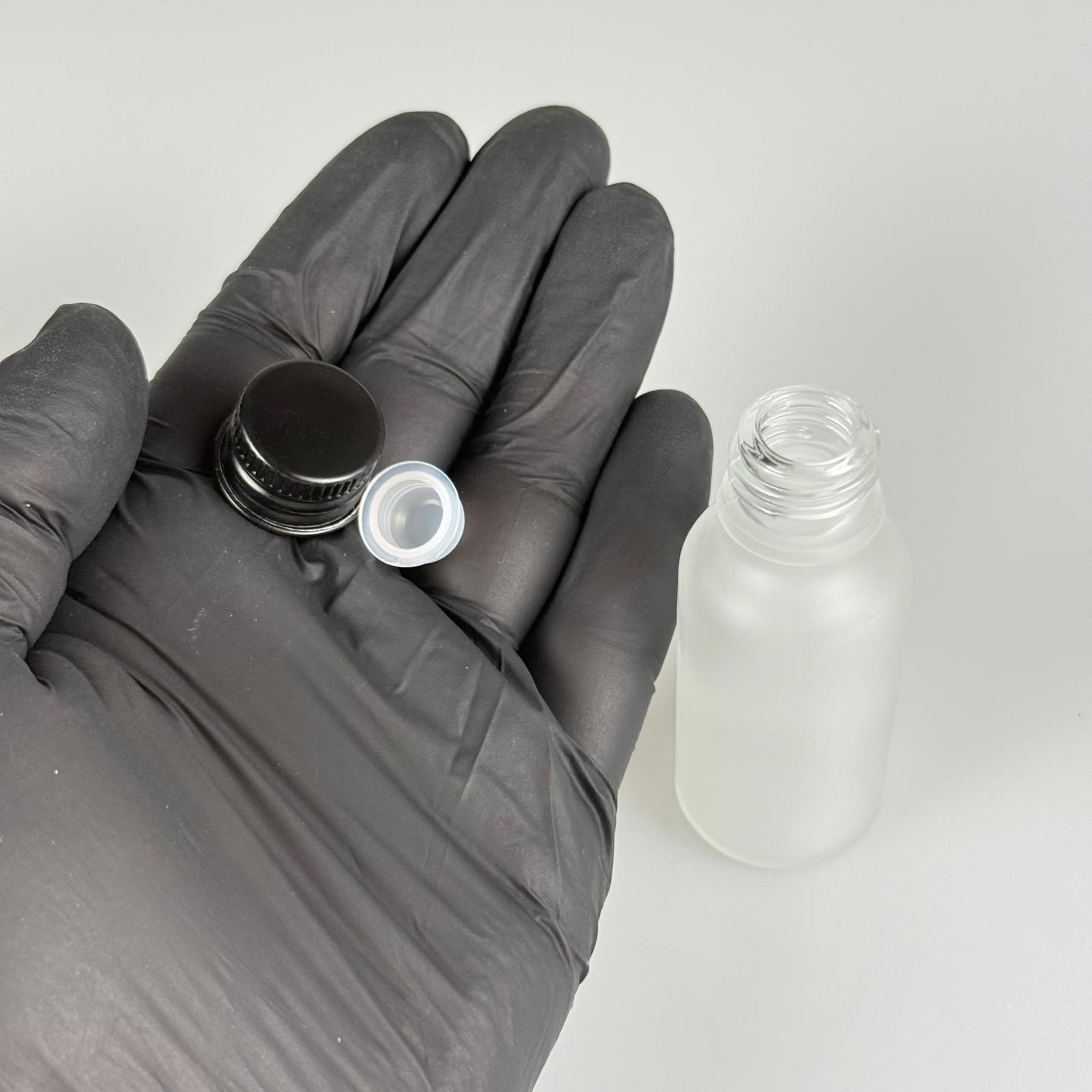 20 CC BUZLU CAM ŞİŞE + KÖPÜK CONTALI SİYAH ALÜMİNYUM METAL KAPAKLI + KÖR TIPALI TAKIM - 20 ML BUZLU CAM ŞİŞE