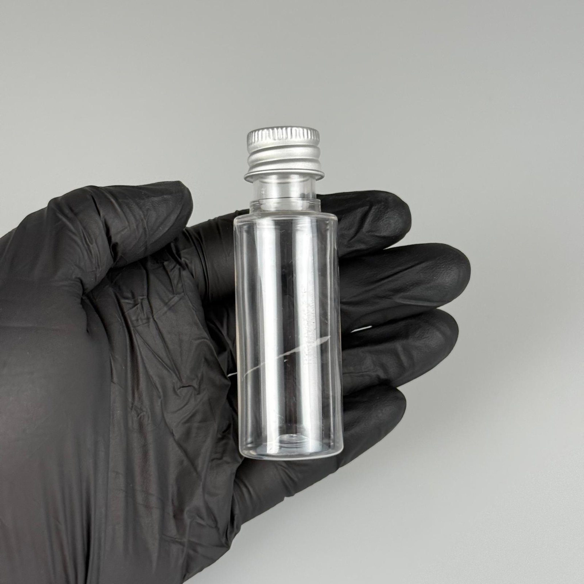 30 CC ŞEFFAF SİLİNDİR UZUN MODEL PET ŞİŞE + KÖPÜK CONTALI GÜMÜŞ ALÜMİNYUM METAL KAPAKLI + KÖR TIPALI TAKIM - 30 ML PLASTİK ŞİŞE