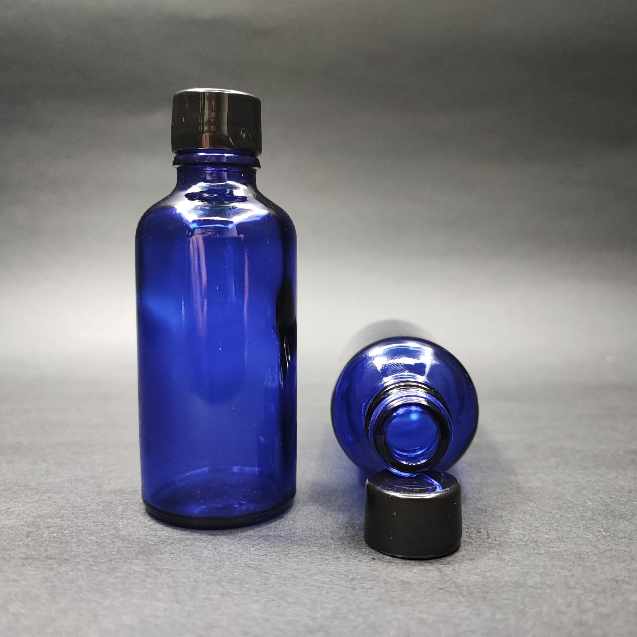 50 CC MAVİ CAM ŞİŞE + KENDİNDEN CONTALI SIZDIRMAZ SİYAH KAPAK - 50 ML KAPAKLI CAM ŞİŞE