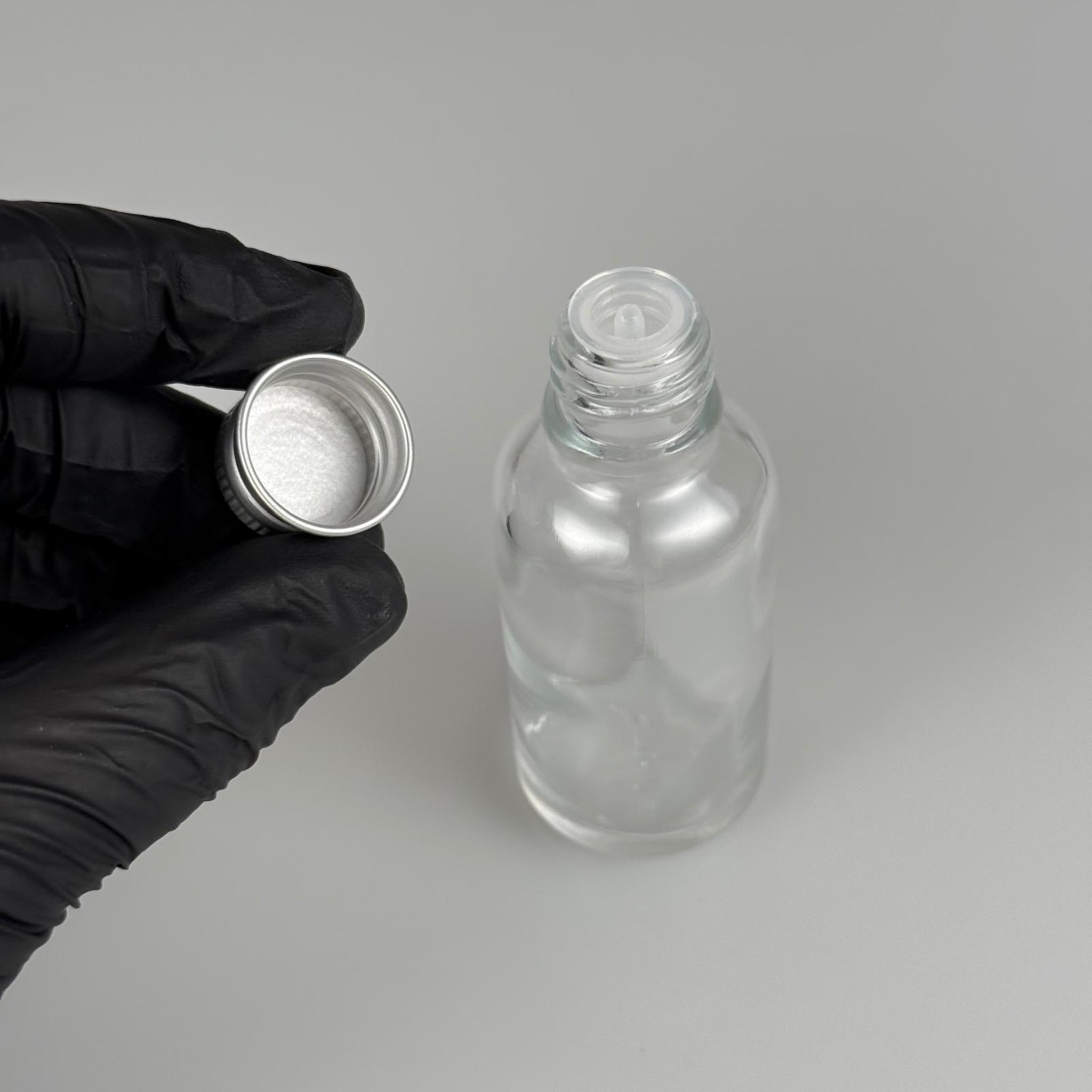 30 CC ŞEFFAF CAM ŞİŞE + KÖPÜK CONTALI GÜMÜŞ ALÜMİNYUM METAL KAPAKL + DAMLALIKLI KOLONYA TIPALII TAKIM - 30 ML ŞEFFAF CAM ŞİŞE