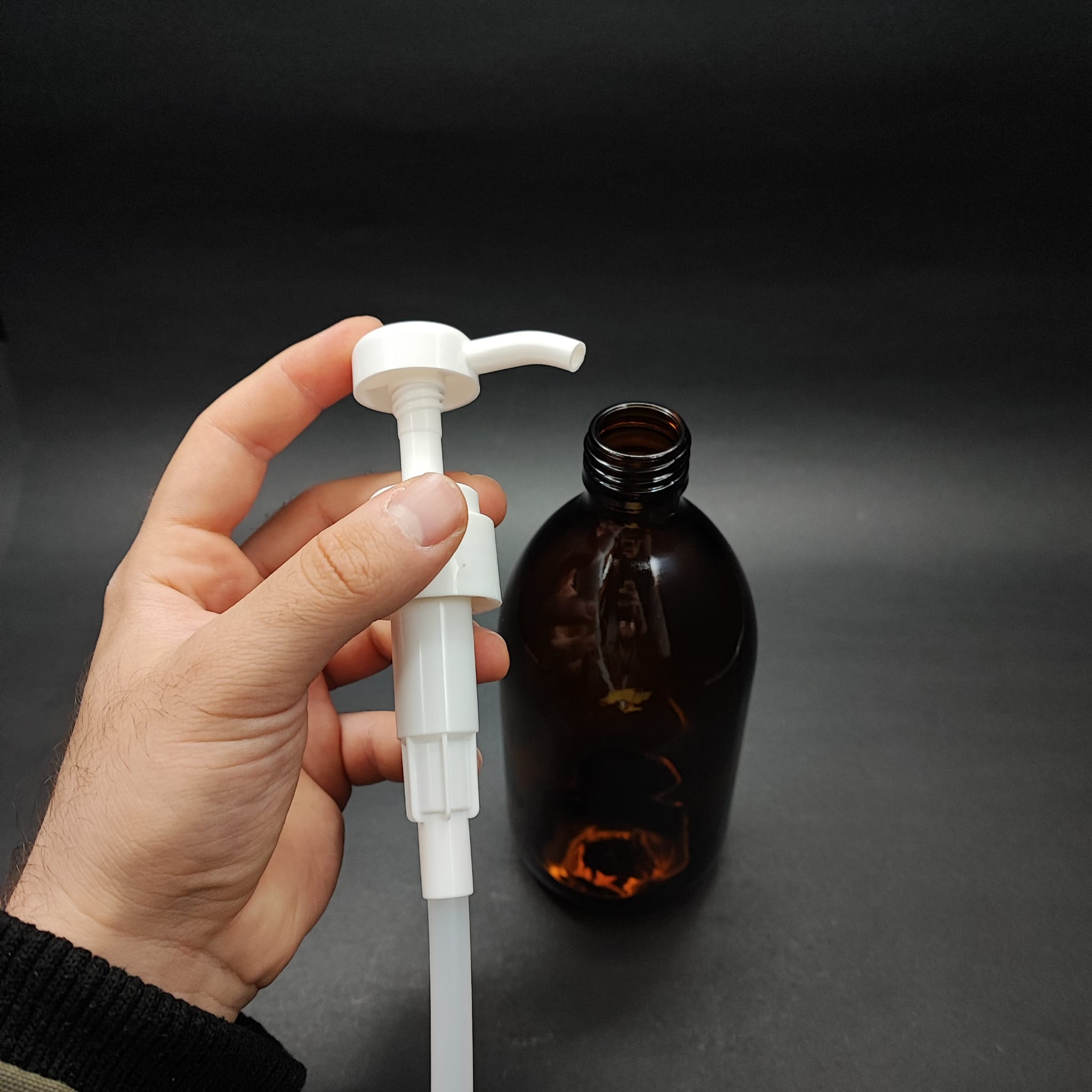 500 CC AMBER CAM ŞİŞE - BEYAZ DOZAJ POMPALI (HER BASMADA 4 CC SIVI ATAR)  - 500 ML POMPALI ŞİŞE - ŞURUP, ŞAMPUAN, KREM GİBİ YOĞUN KIVAMLI SIVILARDA KULLANILIR