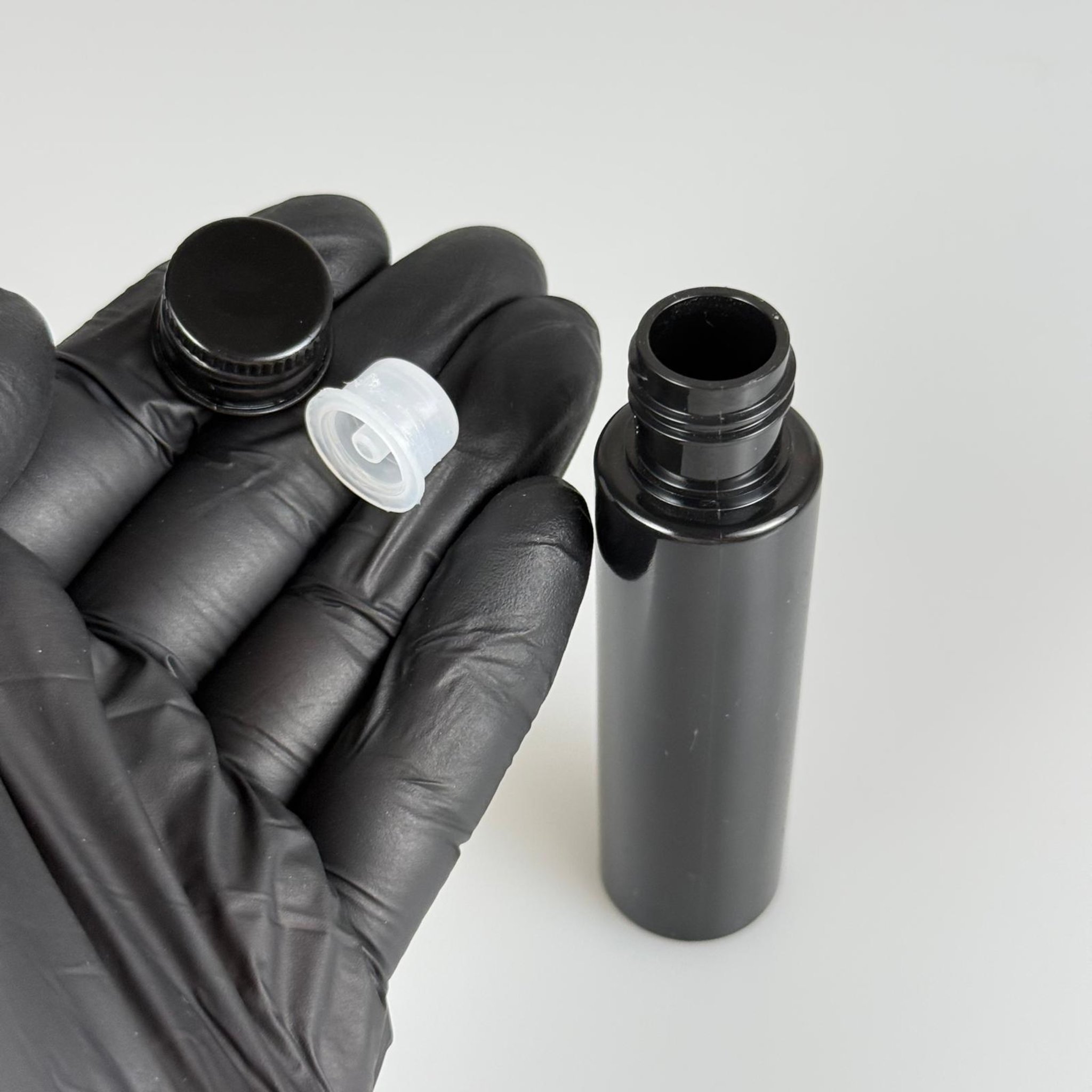 35 CC PET ŞİŞE - KÖPÜK CONTALI SİYAH ALÜMİNYUM METAL KAPAKLI + DAMLALIKLI KOLONYA TIPALI TAKIM - 35 ML SİYAH PET ŞİŞE