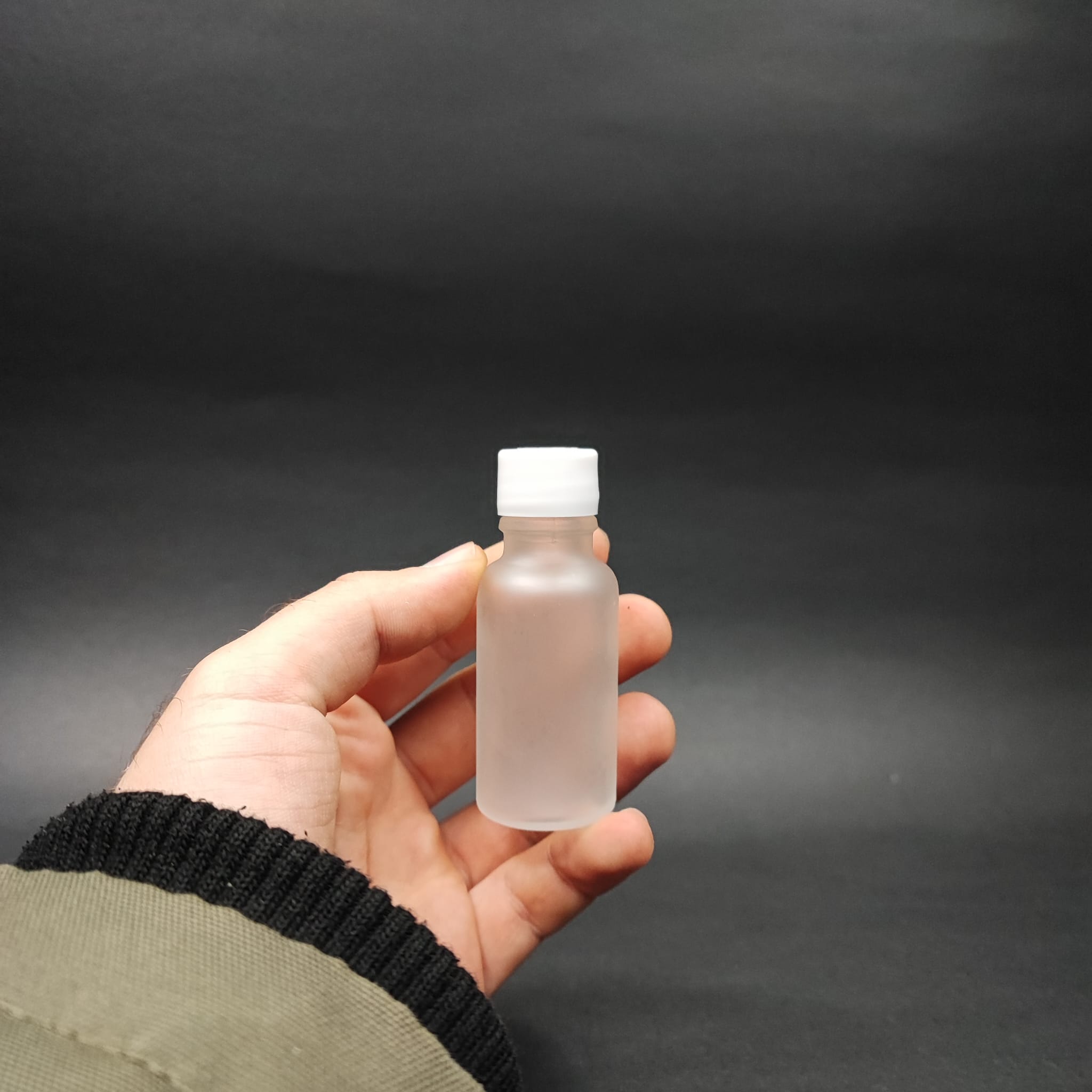 20 CC BUZLU CAM ŞİŞE + KENDİNDEN CONTALI SIZDIRMAZ BEYAZ KAPAK - 20 ML KAPAKLI CAM ŞİŞE