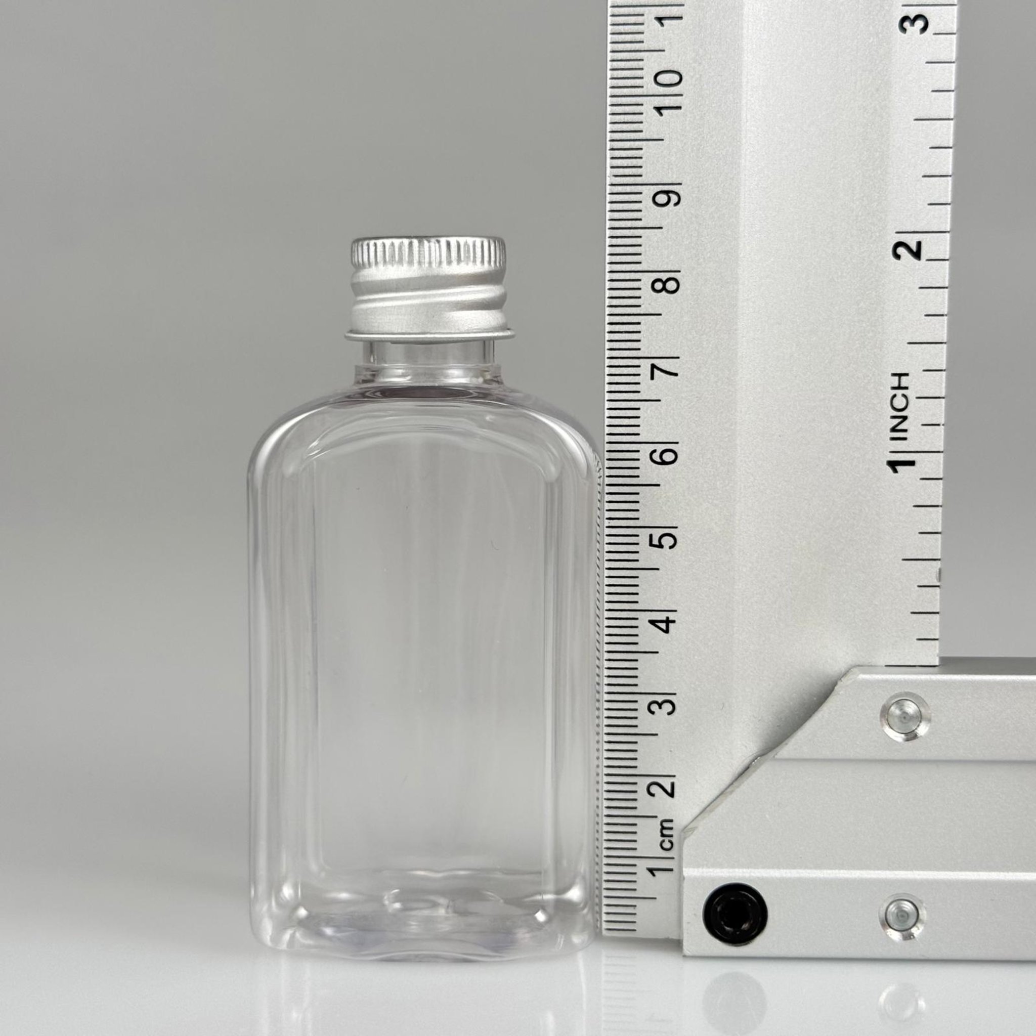 50 CC ŞEFFAF YASSI KÖŞELİ MODEL PET ŞİŞE + KÖPÜK CONTALI GÜMÜŞ ALÜMİNYUM METAL KAPAKLI TAKIM - 50 ML PLASTİK ŞİŞE