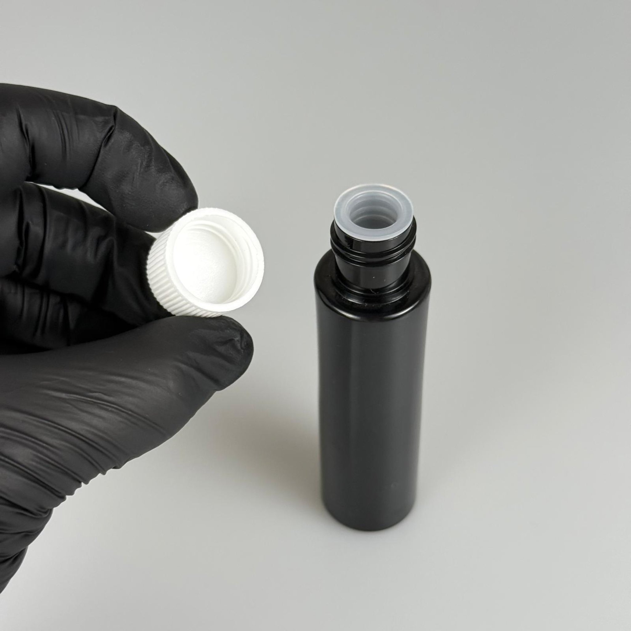 35 ML TIPALI, SIZDIRMAZ KAPAKLI PET ŞİŞE - 35 CC SİYAH PLASTİK ŞİŞE + CONTALI BEYAZ KAPAK + KÖR TIPA TAKIM
