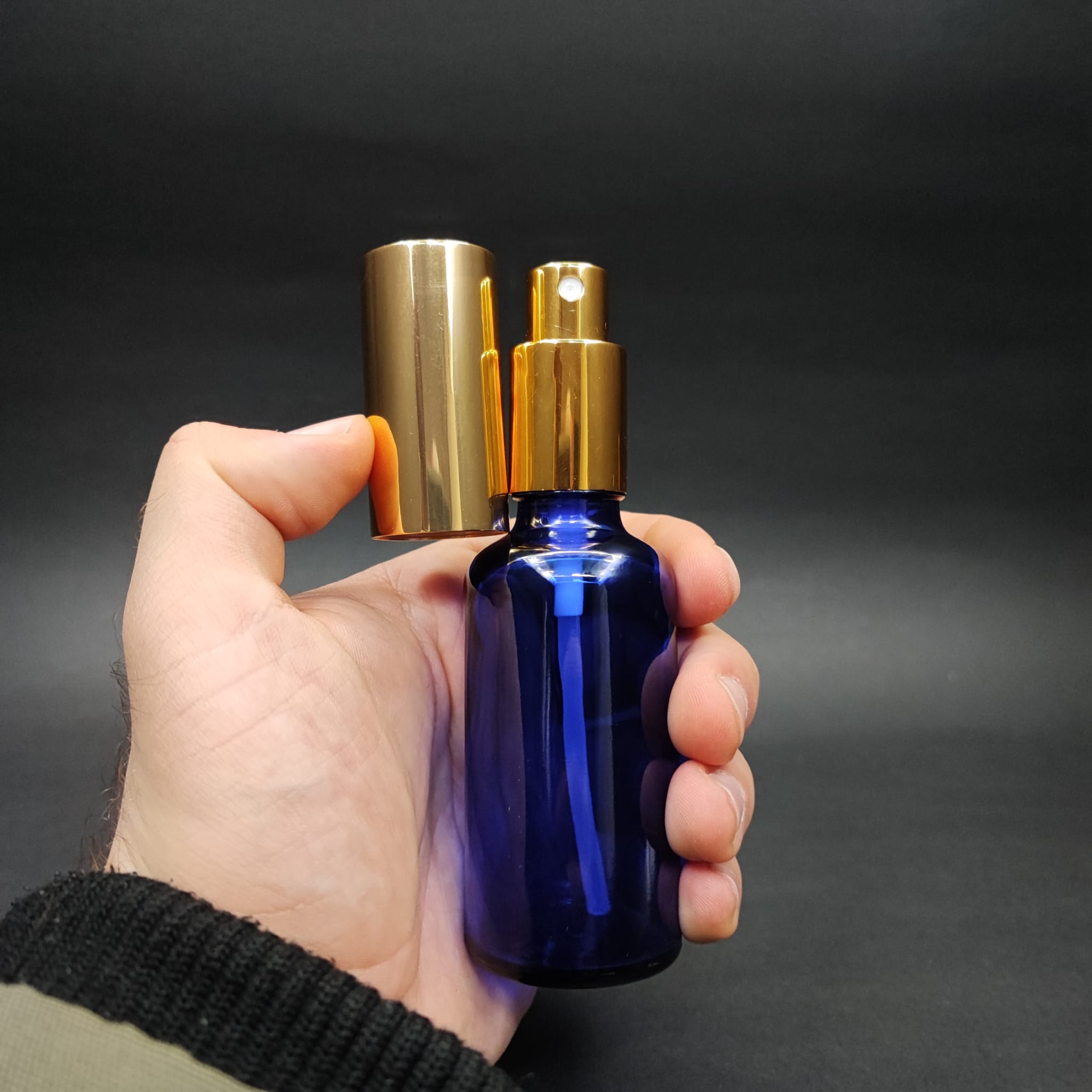 50 ML LÜKS VİDALI VALF ÇEVİRME PARFÜM ŞİŞELERİ - 50 CC MAVİ CAM ŞİŞE - GOLD  METAL SPREYLİ KAPAKLI SET