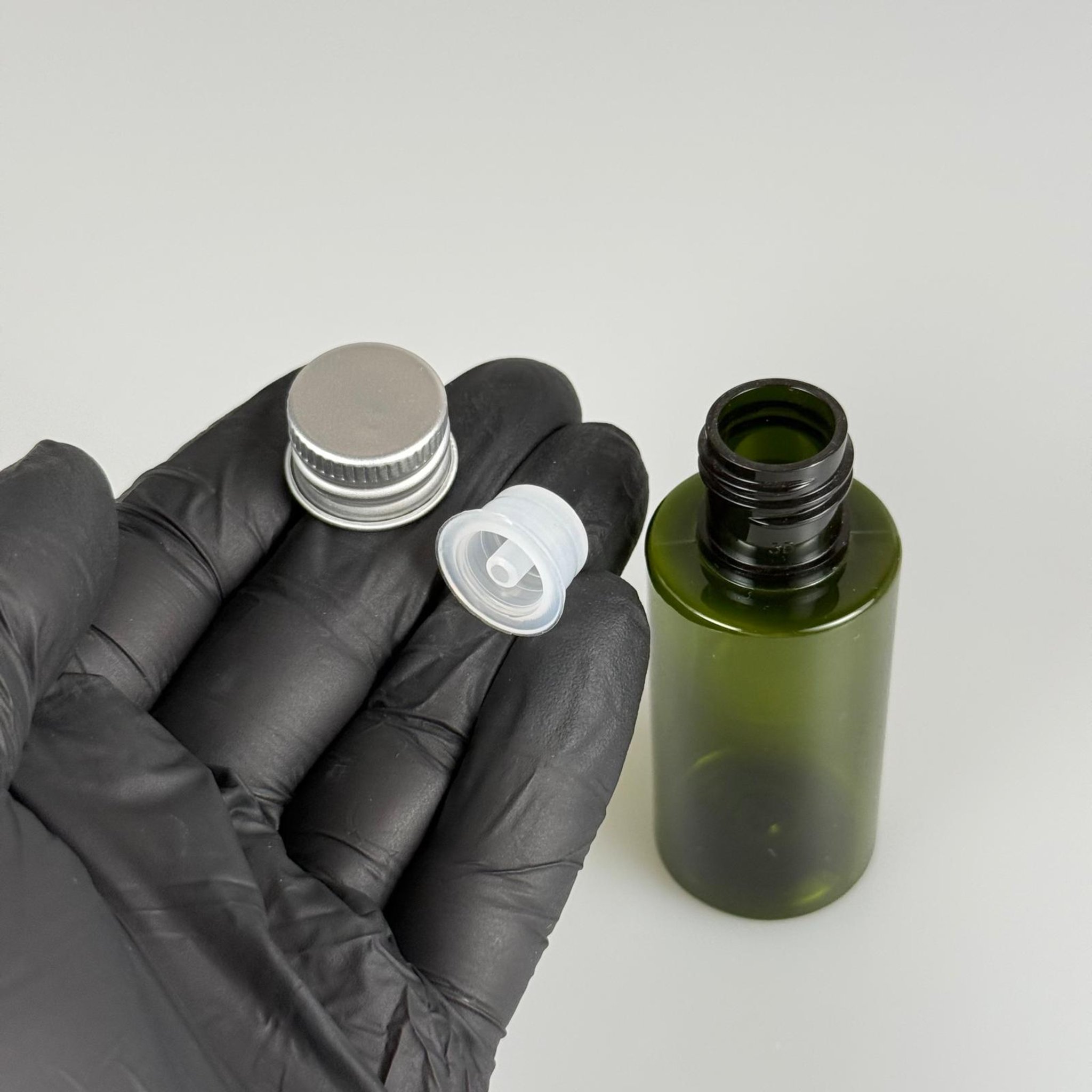35 CC  SİLİNDİR YEŞİL PET ŞİŞE + KÖPÜK CONTALI GÜMÜŞ ALÜMİNYUM METAL KAPAKLI + DAMLALIKLI KOLONYA TIPALI TAKIM - 35 ML PLASTİK ŞİŞE