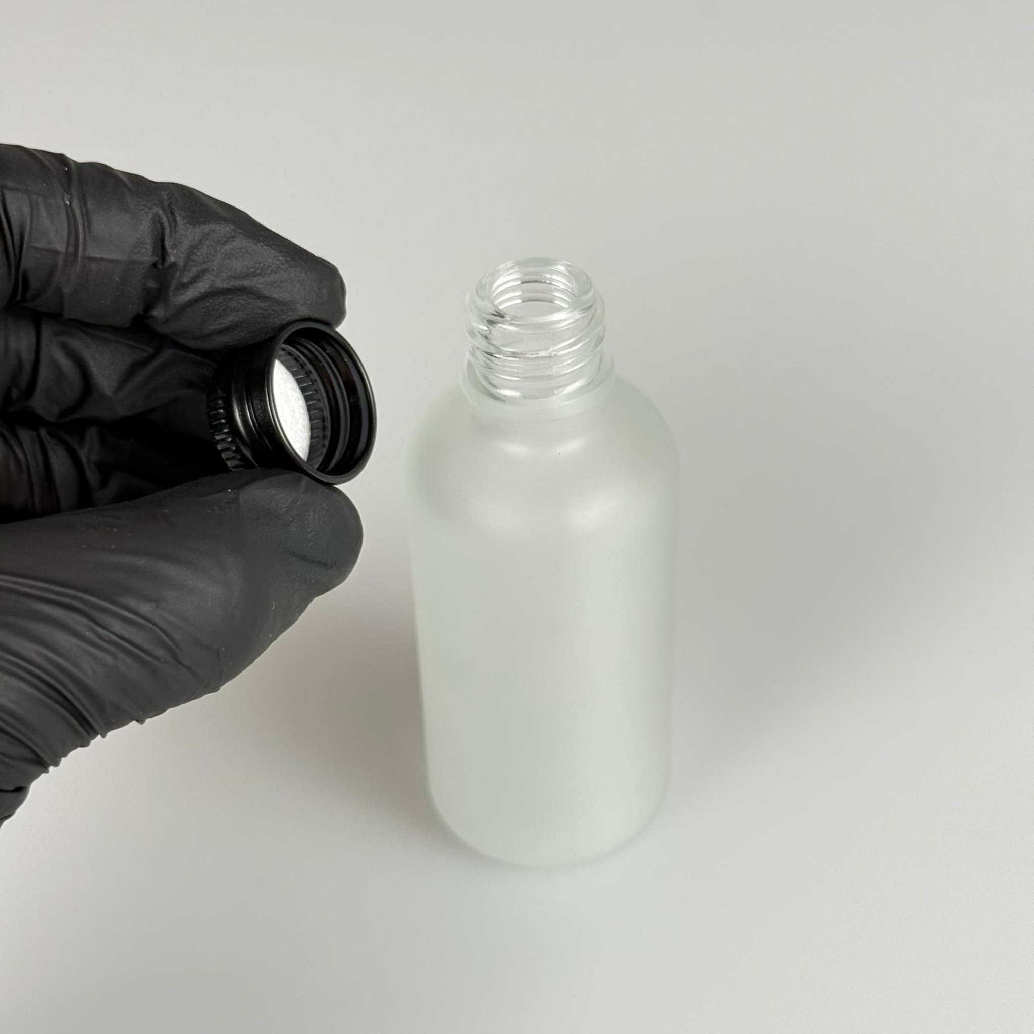 50 CC BUZLU CAM ŞİŞE + KÖPÜK CONTALI SİYAH ALÜMİNYUM METAL KAPAKLI TAKIM - 50 ML BUZLU CAM ŞİŞE