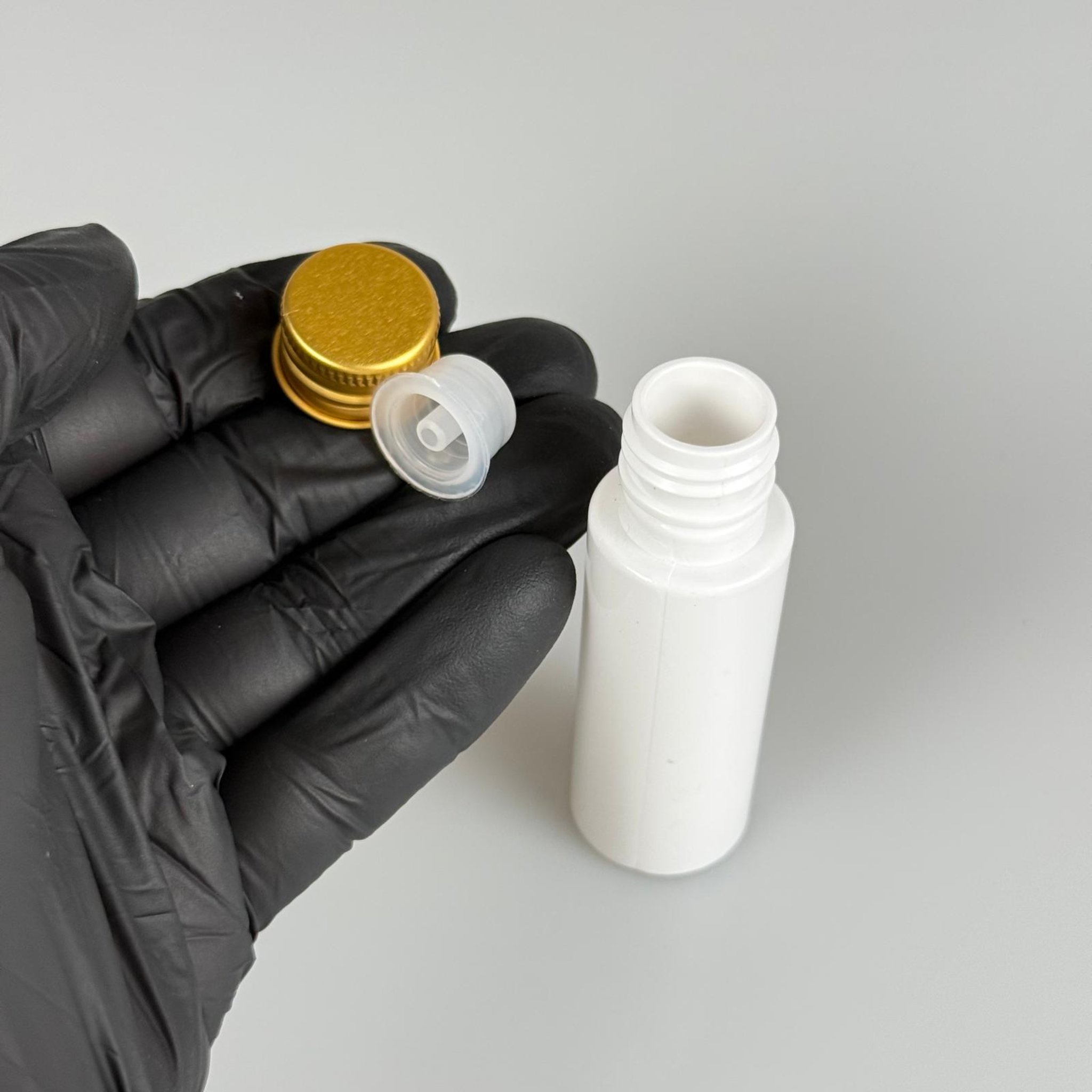20 CC BEYAZ PET ŞİŞE + KÖPÜK CONTALI GOLD ALÜMİNYUM METAL KAPAKLI + DAMLALIKLI KOLONYA TIPALI TAKIM - 20 ML PLASTİK ŞİŞE