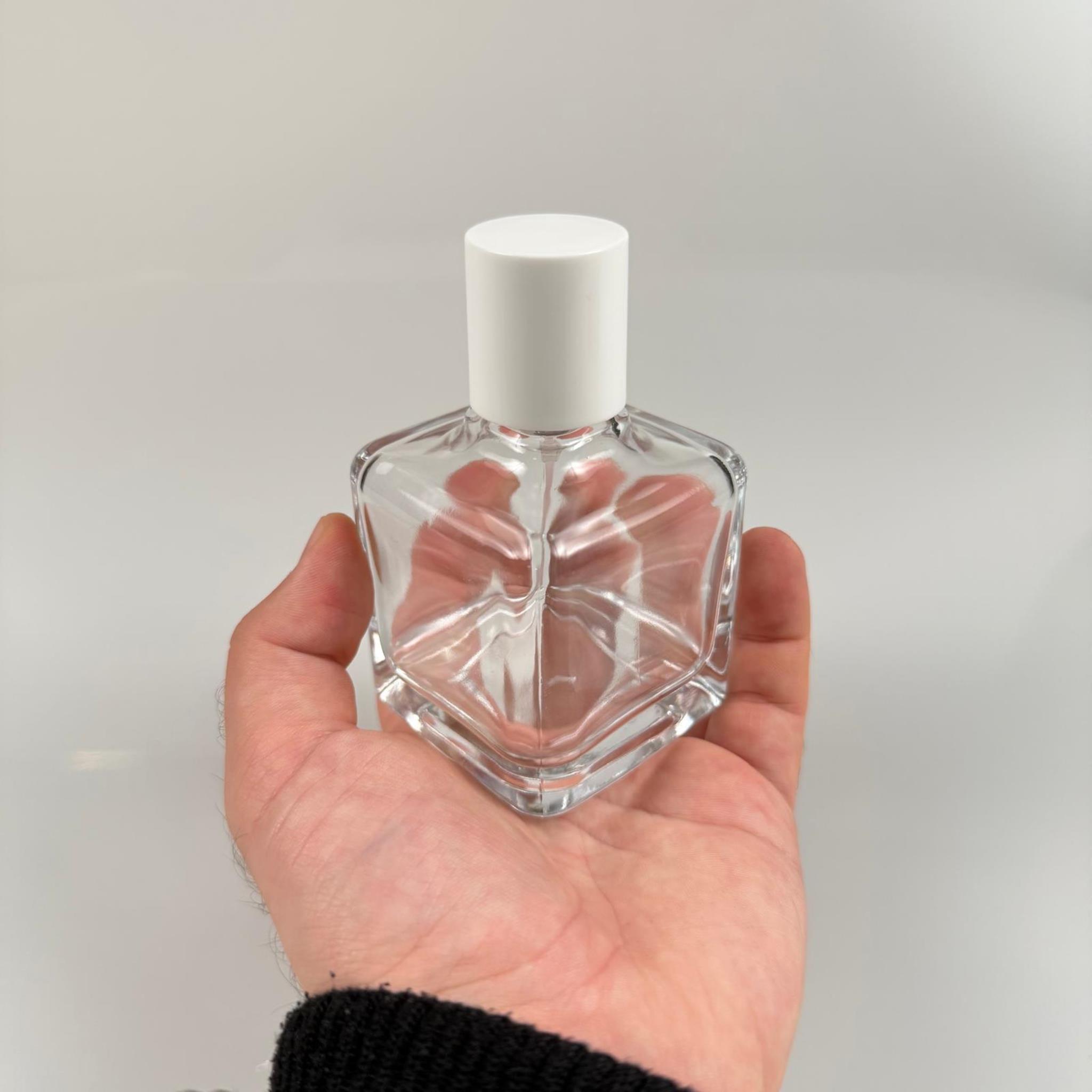 100 ML KARE MODEL LURA PARFÜM ŞİŞESİ - SİYAH METAL SPREYLİ + BEYAZ KAPAKLI (AĞIZ 15 MM GEÇME KOLAY KAPAMA)