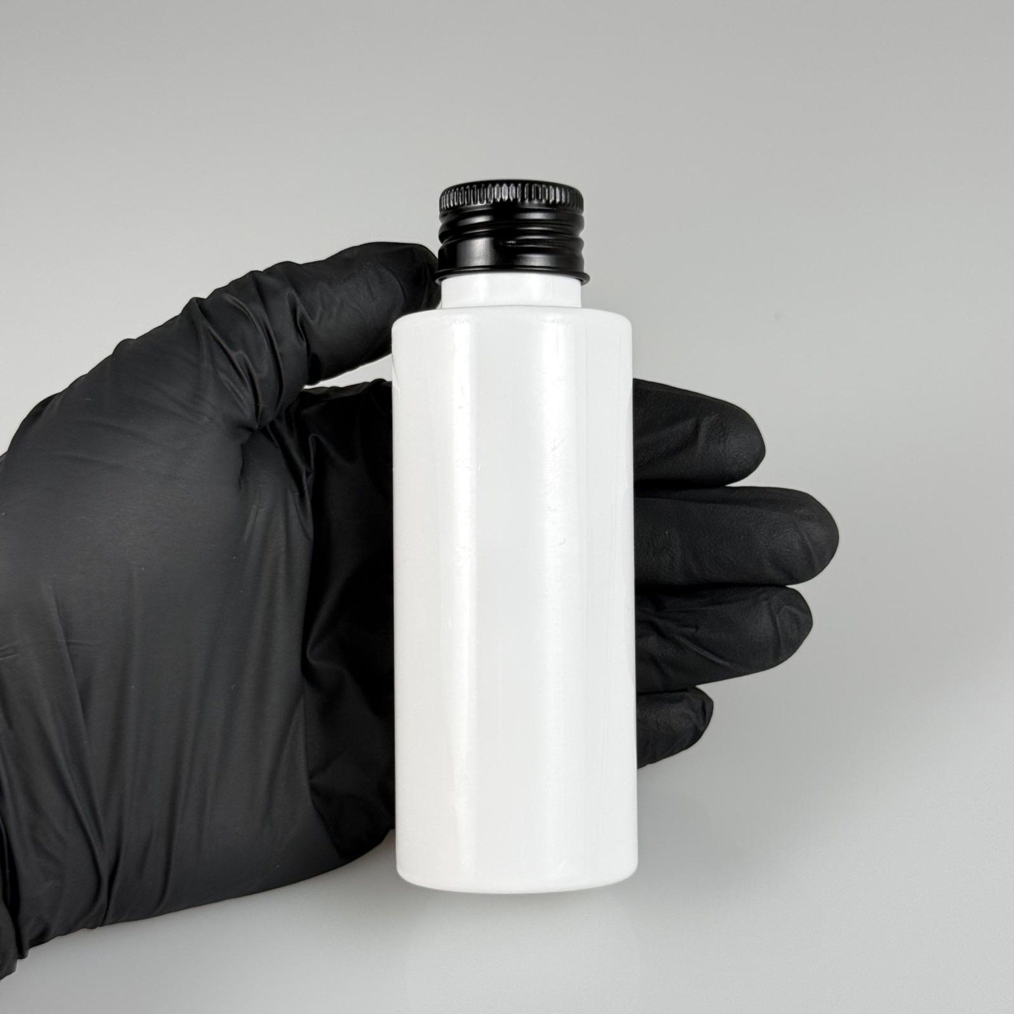 100 CC BEYAZ SİLİNDİR KESKİN KÜT MODEL SERT PET ŞİŞE ( 17 GR - 24 AĞIZ ) + KÖPÜK CONTALI SİYAH METAL ALÜMİNYUM KAPAK + KOLONYA TIPALI TAKIM - 100 ML KAPAKLI BEYAZ PLASTİK ŞİŞELER