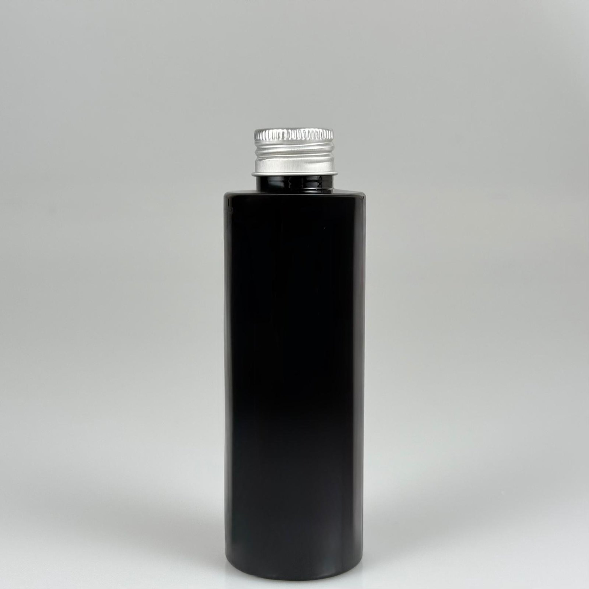 150 CC SİYAH SİLİNDİR MODEL PARLAK SERT PET ŞİŞE (24 AĞIZ) + KÖPÜK CONTALI GÜMÜŞ METAL ALÜMİNYUM KAPAK TAKIM - 150 ML KAPAKLI SİYAH PET ŞİŞELER