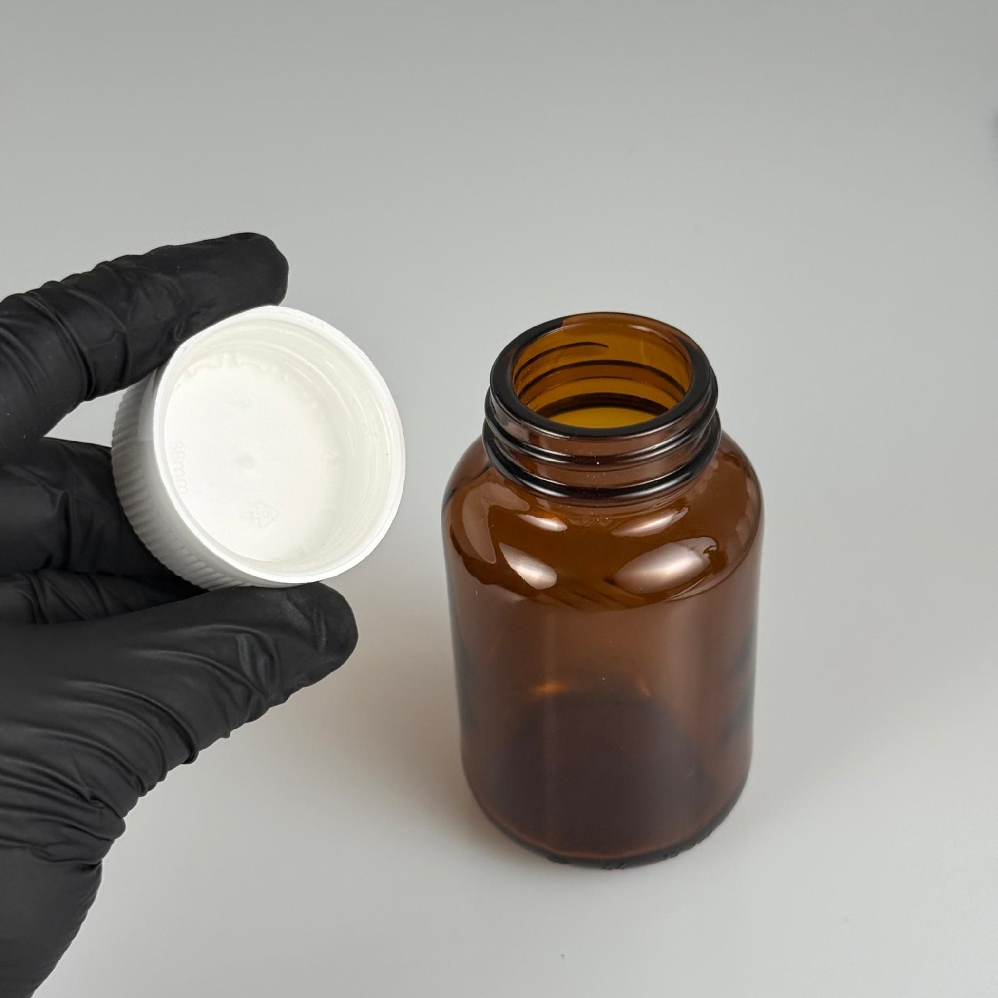 120 CC AMBER CAM TABLET ŞİŞESİ + 38 BEYAZ ÇOCUK KİLİTLİ KAPAK TAKIM - 120 ML (SİLME 133 ML) KAPSÜL KUTUSU - İLAÇ ŞİŞESİ - MEDİKAL HAP ŞİŞESİ - FARMASÖTİK KAVANOZ