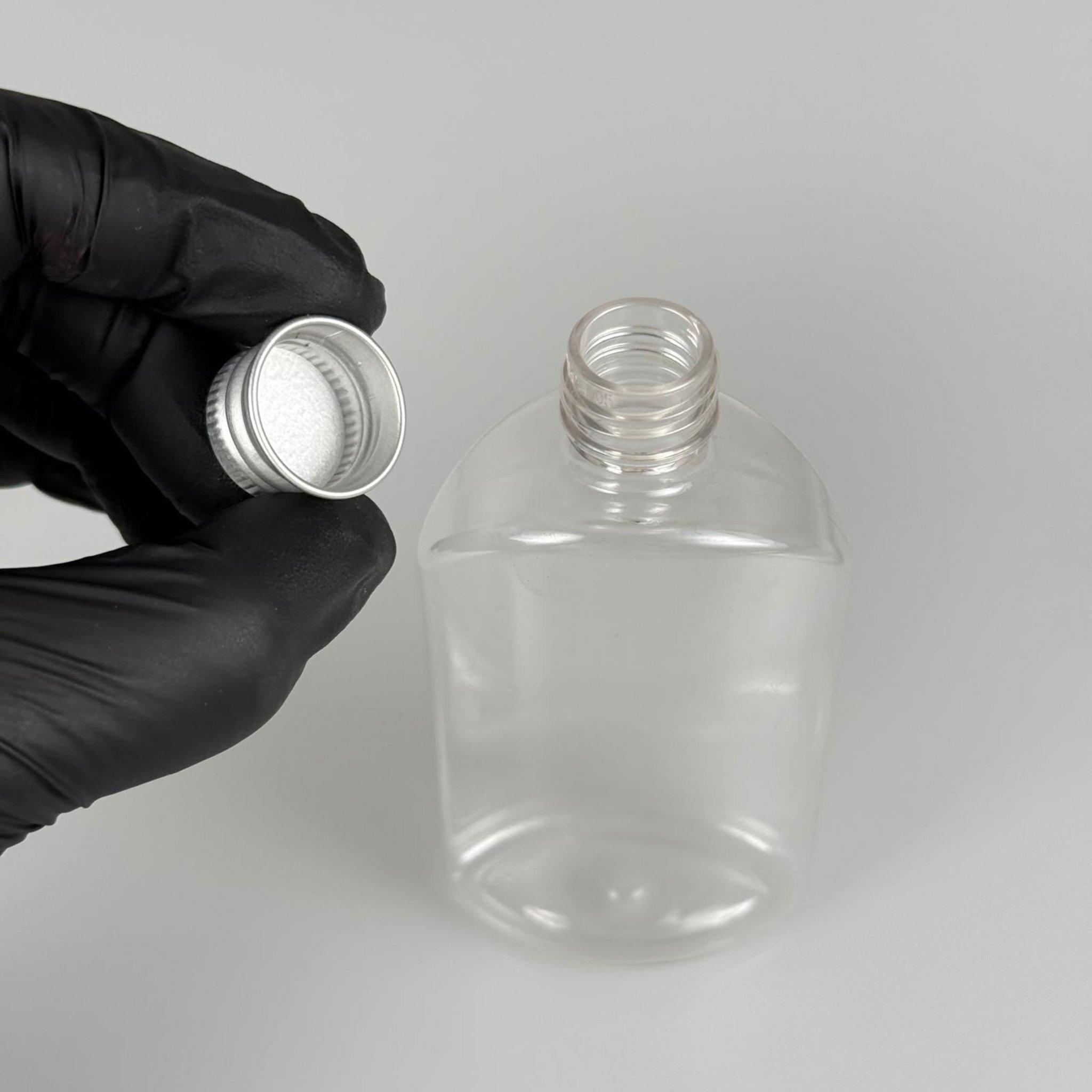 90 CC ŞEFFAF PLASTİK PET ŞİŞE + KÖPÜK CONTALI GÜMÜŞ ALÜMİNYUM METAL KAPAKLI TAKIM - 90 ML YASSI PET ŞİŞE