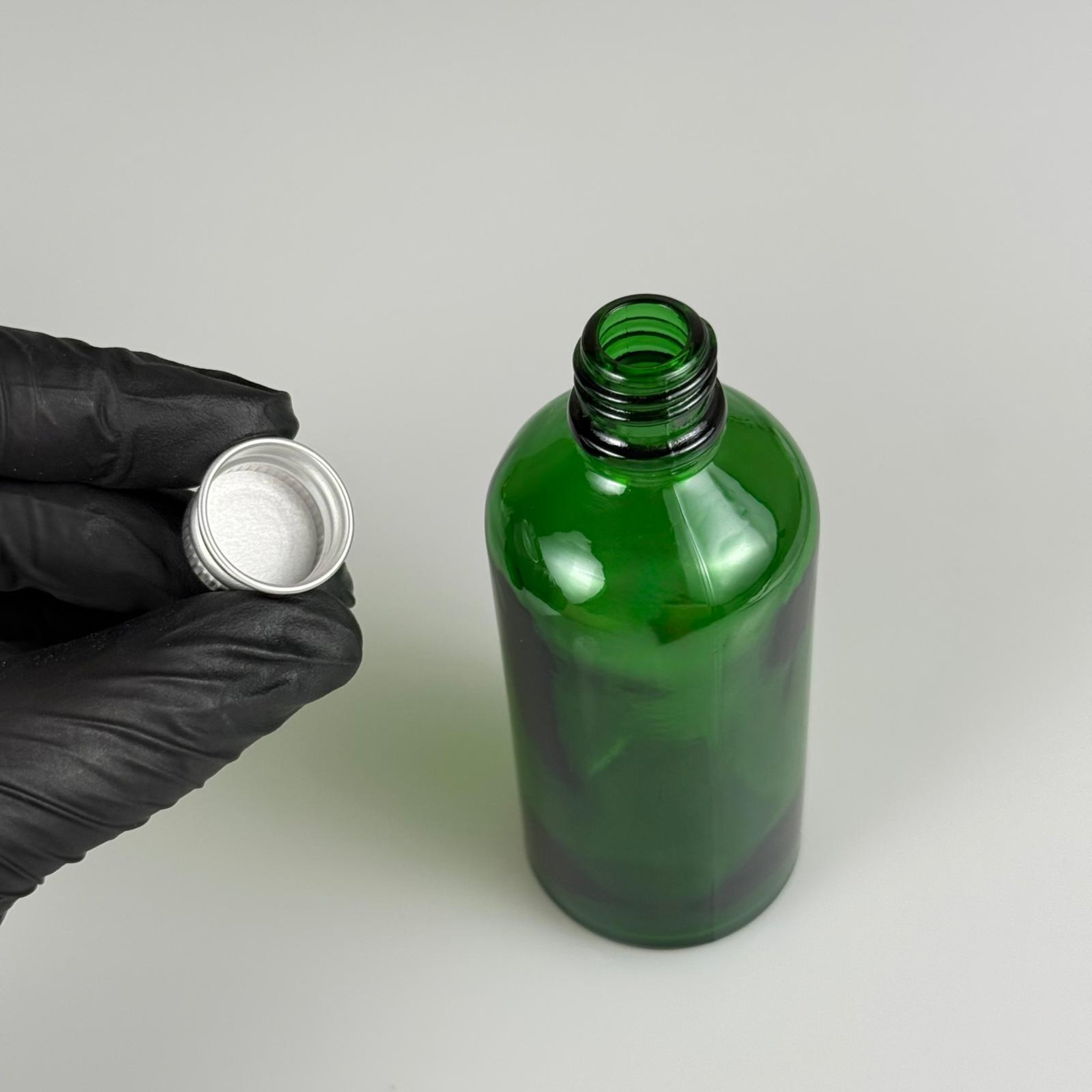 100 CC YEŞİL CAM ŞİŞE + KÖPÜK CONTALI GÜMÜŞ ALÜMİNYUM METAL KAPAKLI TAKIM - 100 ML YEŞİL CAM ŞİŞE