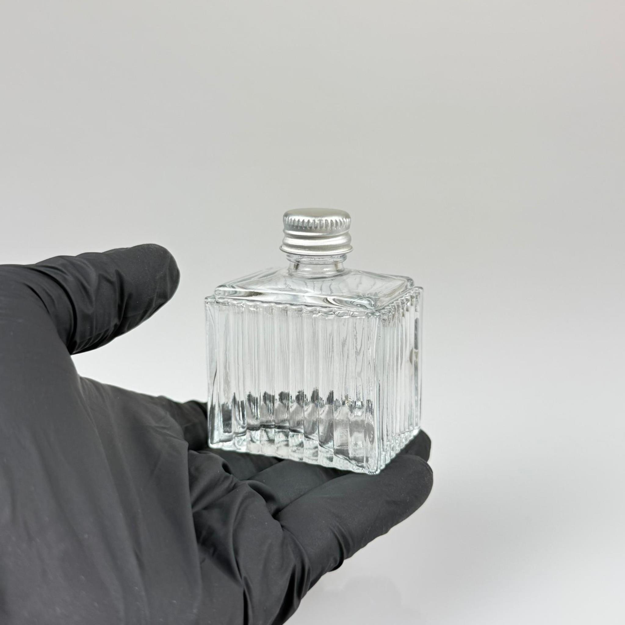 50 CC KÖŞELİ DESENLİ ÇİZGİLİ CAM ŞİŞE - GÜMÜŞ METAL KAPAKLI - 50 ML PRESTİJLİ ŞİŞE