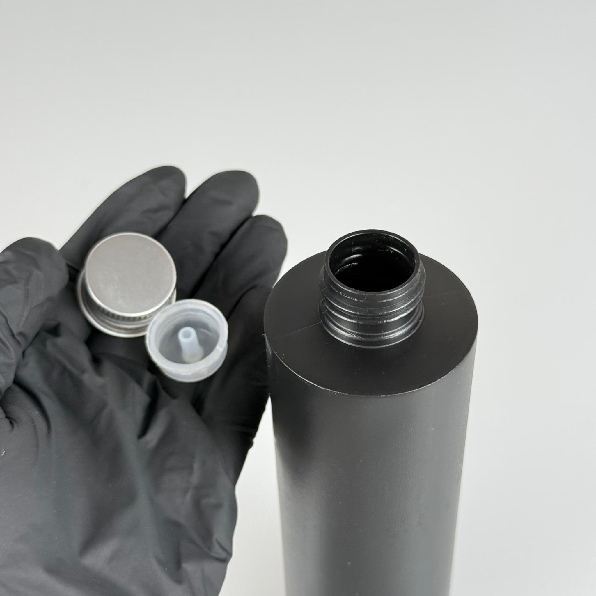 250 CC SİYAH SİLİNDİR MODEL MAT SERT POLİETİLEN ASETON ŞİŞESİ (24 AĞIZ) + KÖPÜK CONTALI GÜMÜŞ METAL ALÜMİNYUM KAPAK + KOLONYA TIPALI TAKIM - 250 ML KAPAKLI POLİETİLEN ŞİŞELER