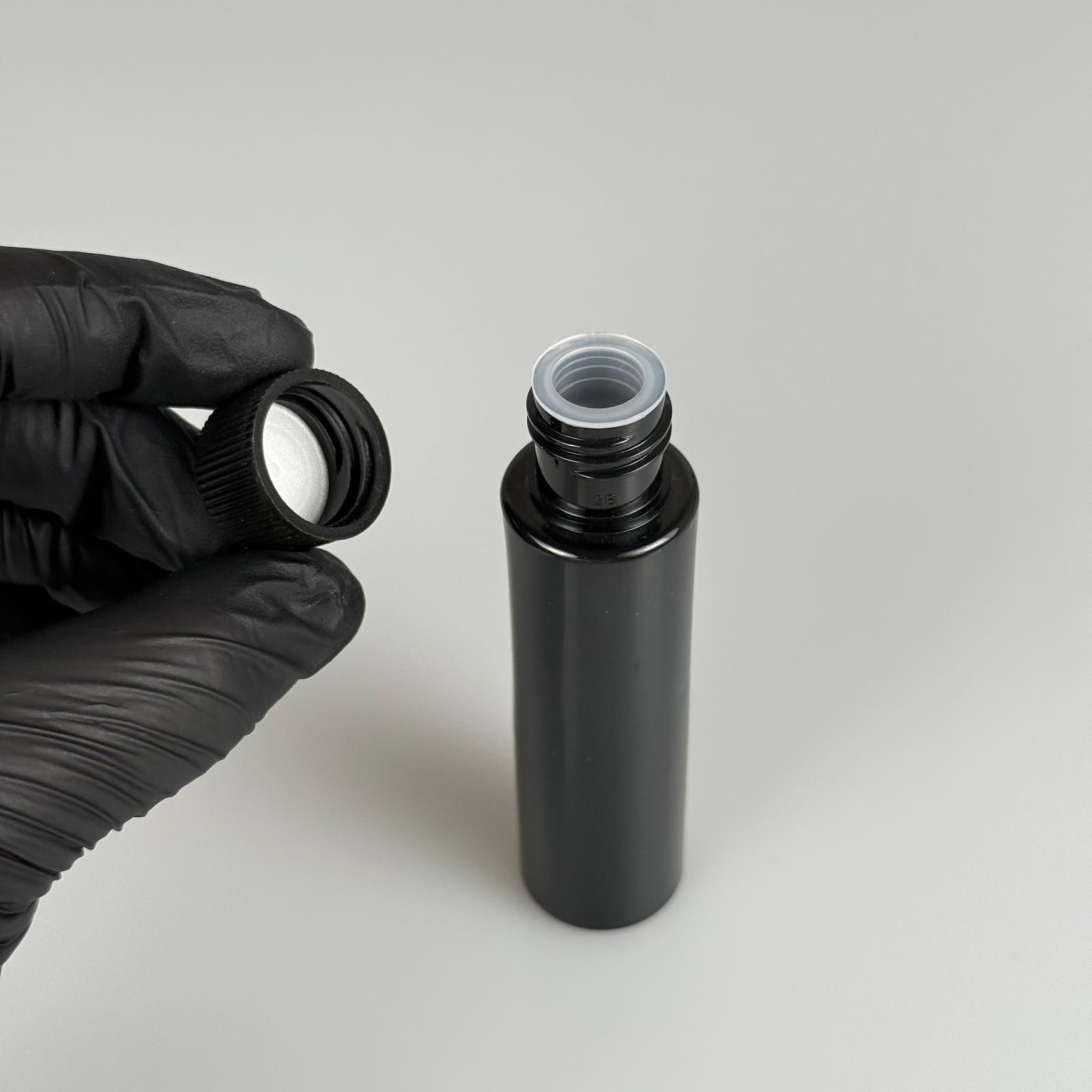 35 ML TIPALI, SIZDIRMAZ KAPAKLI PET ŞİŞE - 35 CC SİYAH PLASTİK ŞİŞE + CONTALI SİYAH KAPAK + KÖR TIPA TAKIM