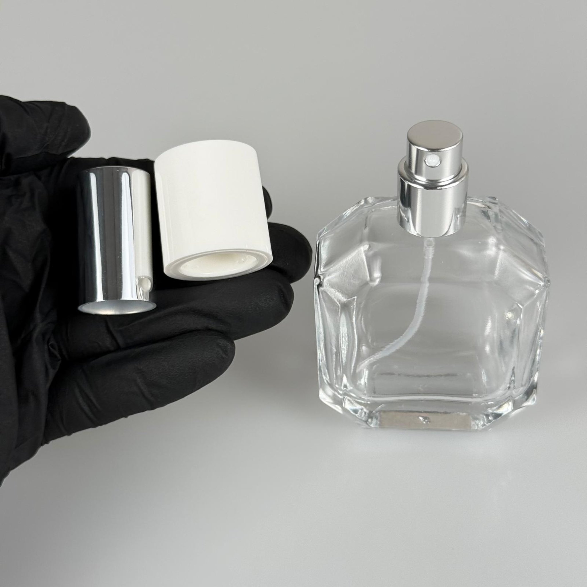 50 ML KAZABLANKA MODEL KÖŞELİ PARFÜM ŞİŞESİ + GÜMÜŞ METALE METAL SPREY + BEYAZ POLO KAPAKLI SET (AĞIZ 13 MM VİDALI) TEKRAR DOLDURULABİLİR