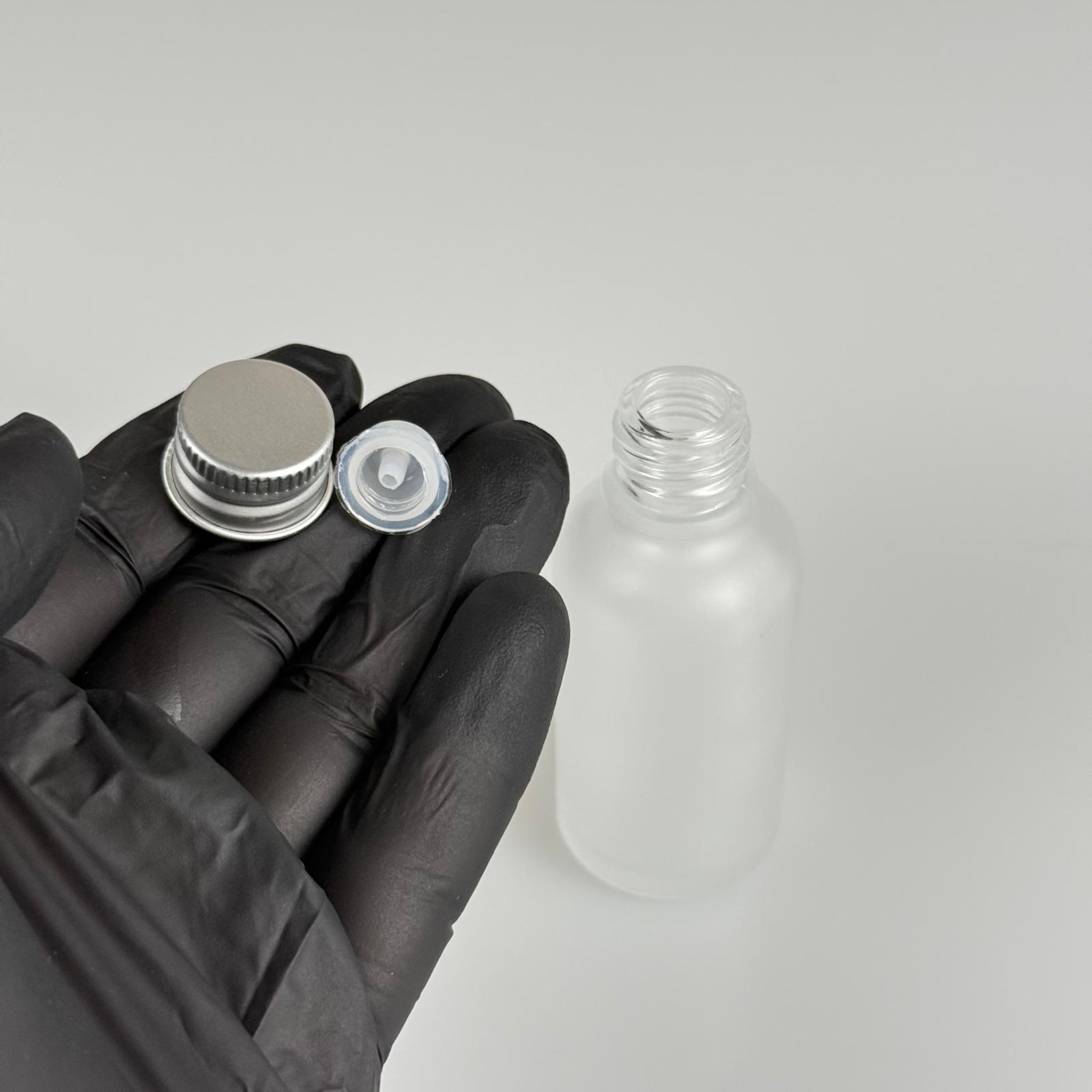 30 CC BUZLU CAM ŞİŞE + KÖPÜK CONTALI GÜMÜŞ ALÜMİNYUM METAL KAPAKLI + KOLONYA TIPALI TAKIM - 30 ML BUZLU CAM ŞİŞE