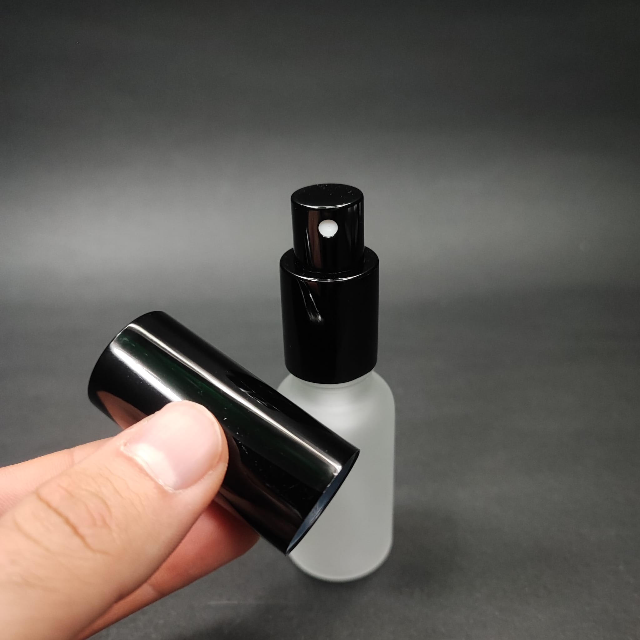 20 ML LÜKS VİDALI VALF ÇEVİRME PARFÜM ŞİŞELERİ - 20 CC BUZLU CAM ŞİŞE - SİYAH METAL SPREYLİ KAPAKLI SET
