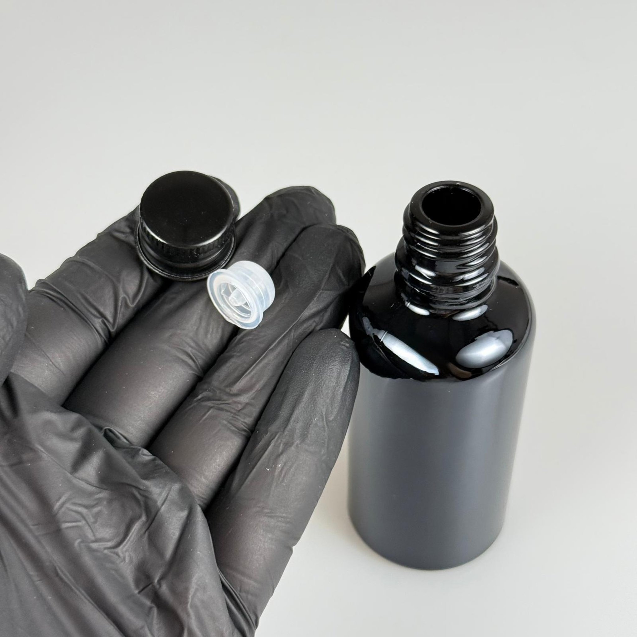 50 CC SİYAH CAM ŞİŞE + KÖPÜK CONTALI SİYAH ALÜMİNYUM METAL KAPAKLI + DAMLALIKLI KOLONYA TIPALI TAKIM - 50 ML SİYAH CAM ŞİŞE