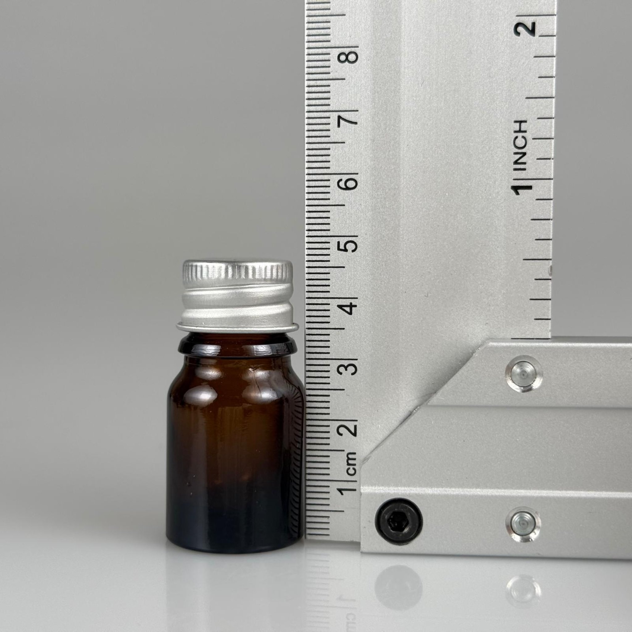 3 CC AMBER CAM ŞİŞE + KÖPÜK CONTALI GÜMÜŞ ALÜMİNYUM METAL KAPAKLI + DAMLALIKLI KOLONYA TIPALI TAKIM - 3 ML KAHVERENGİ CAM ŞİŞE
